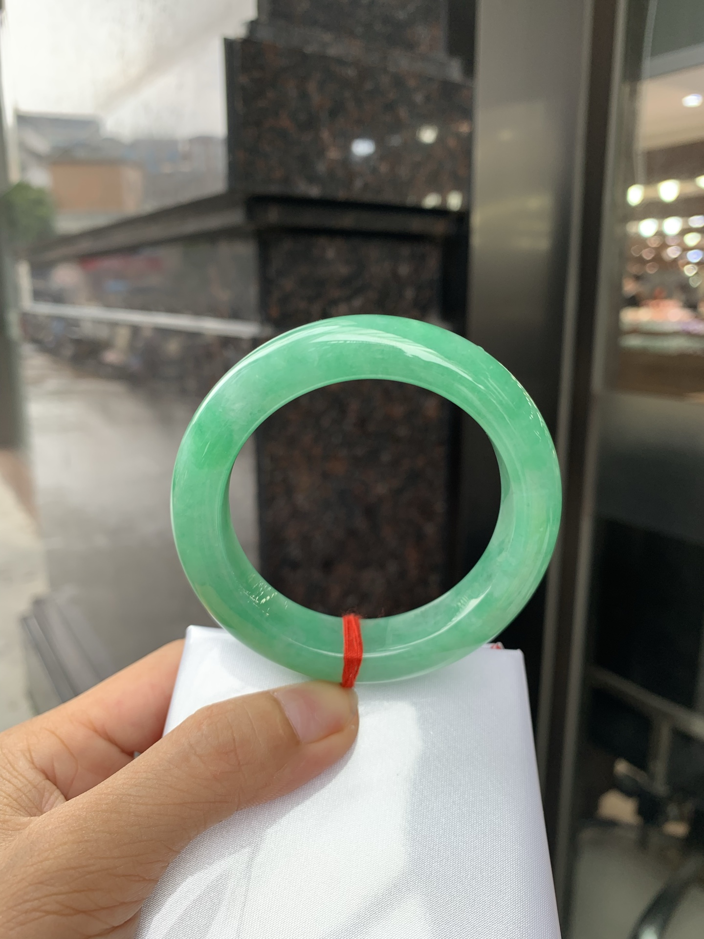 满绿正圈 54.2-9.5-13.3 0719-53-61 打灯细纹，底妆水润，满圈果阳绿鲜艳青翠，色泽均匀分布，举手投足之间散发出来的贵气感