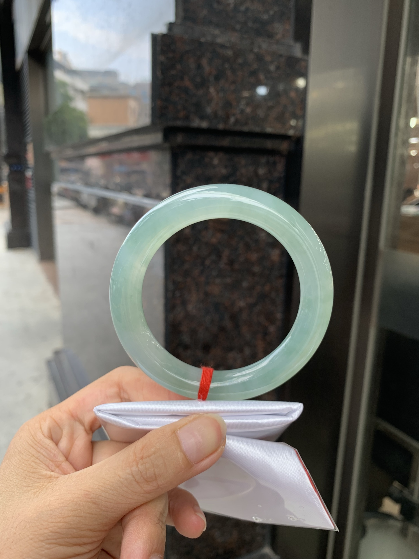湖水绿圆条 57.8-10.8-10.7 0719-53-56 无裂，底妆胶润细腻，它的绿色深邃而柔和，仿佛阳光洒落湖面，泛起层层涟漪，波光粼粼，可谓是验证了“天青色等烟雨，而我在等你”