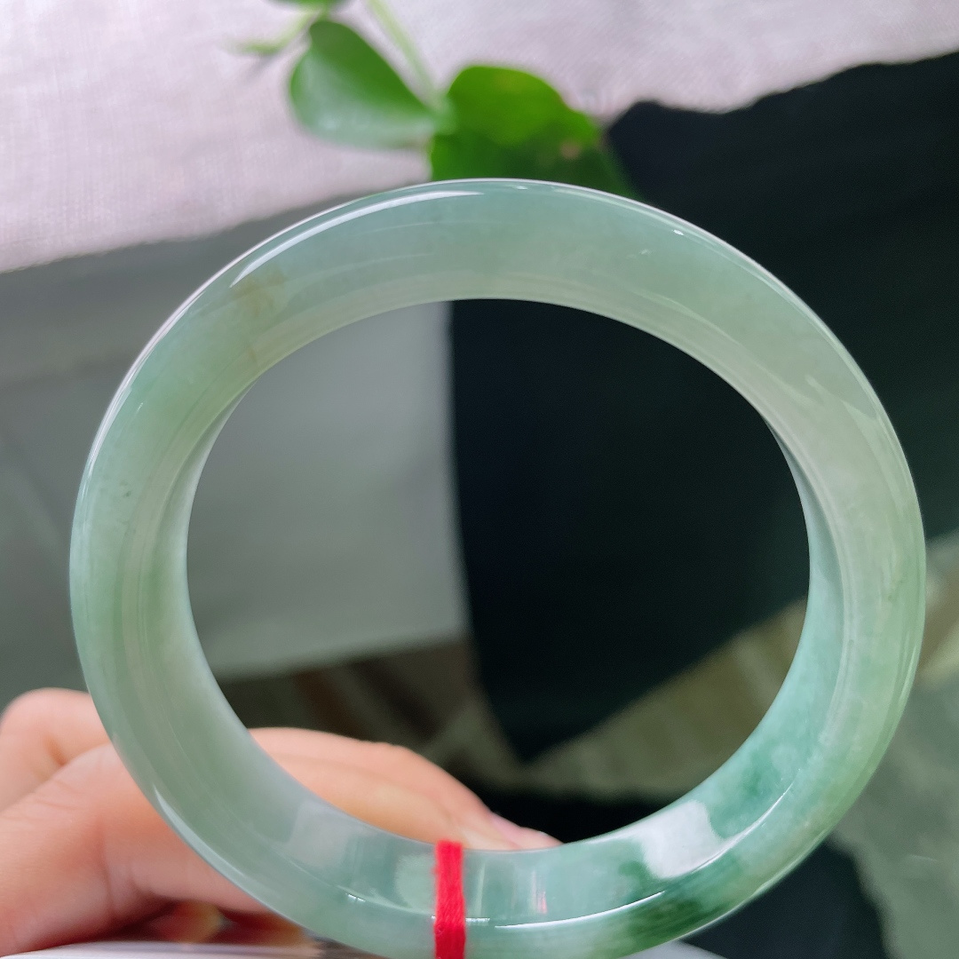 58.2/12.8/8.2。飘花正圈，花开富贵，温润内敛，藏着旧时闺阁的静气。无裂，56047a