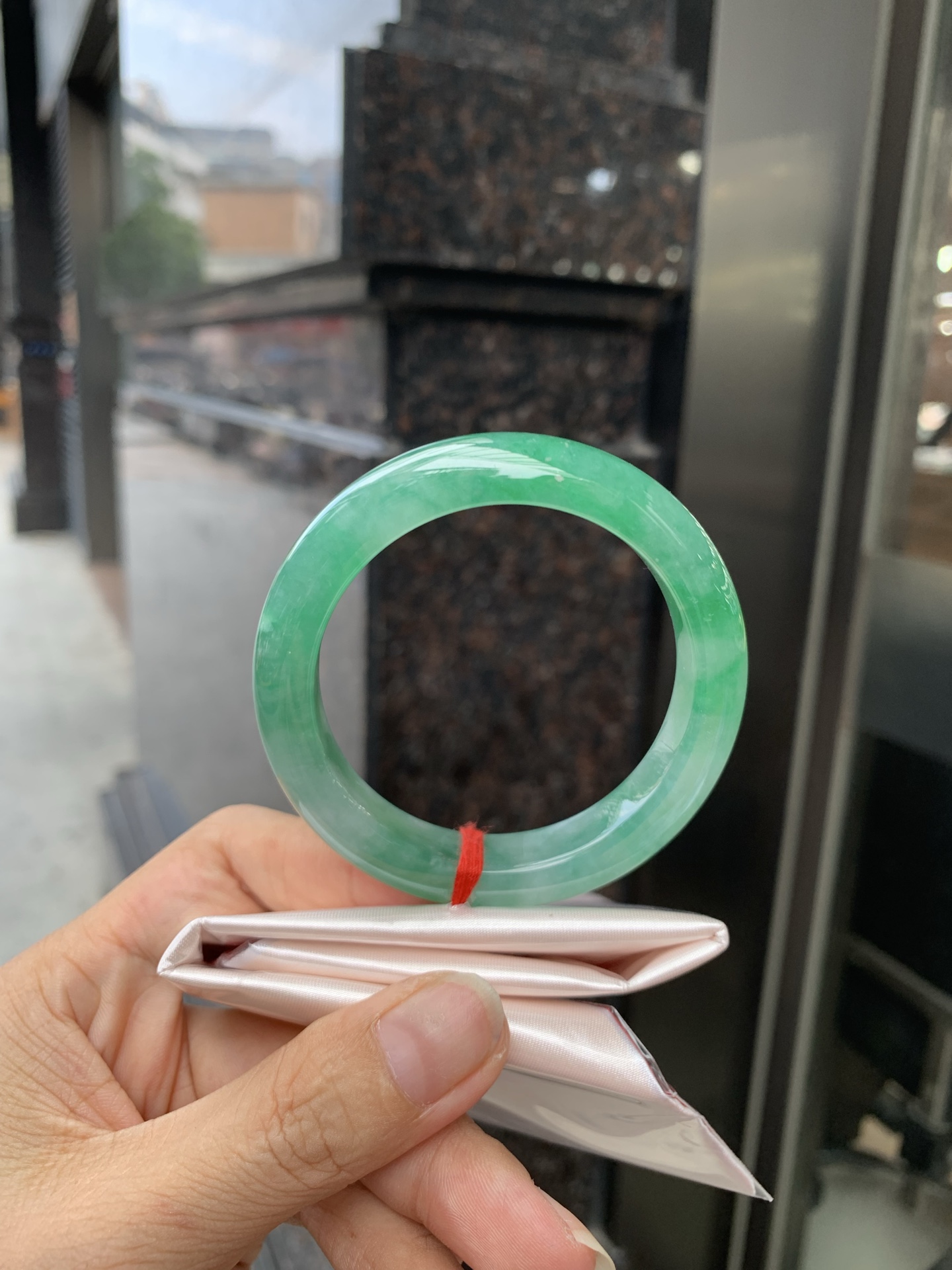 满绿正圈 51.7-8.1-11.1 0719-53-71 打灯细纹，底妆水润，满圈果阳绿鲜艳青翠，