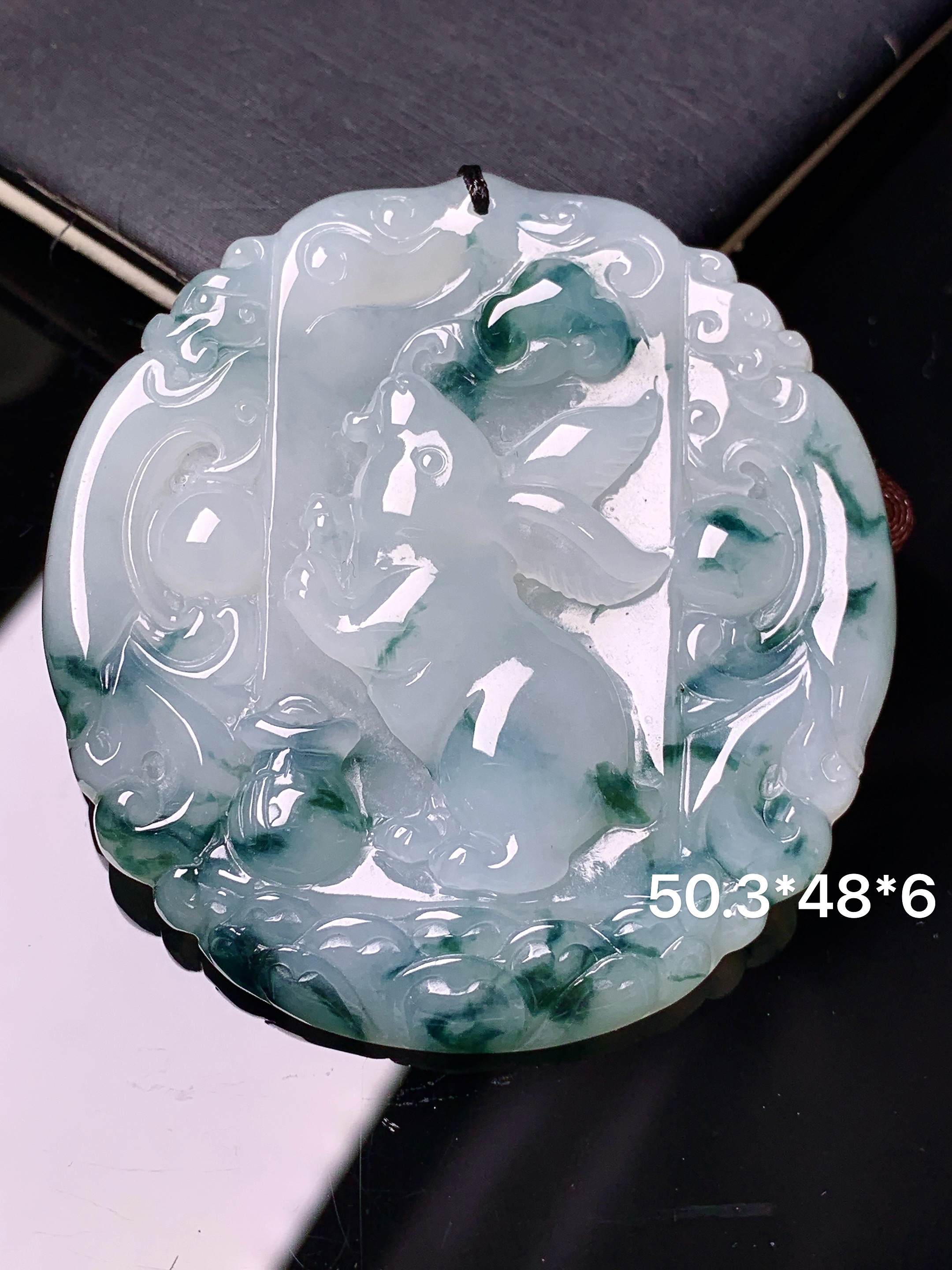 飘绿生肖兔牌吊坠 玉质细腻 色泽艳丽清新 水润亮眼 整体尺寸50.3*48*6 b2