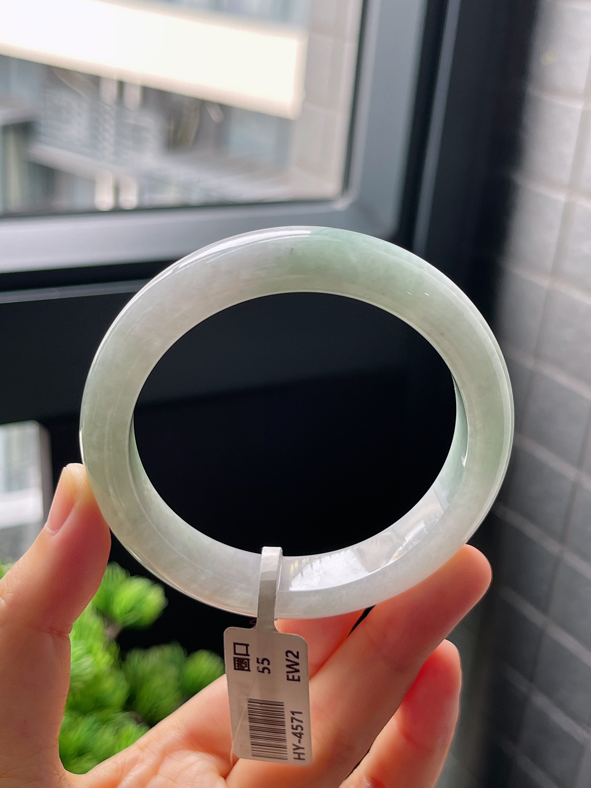 圈口55.8，翡翠糯化种飘绿手镯