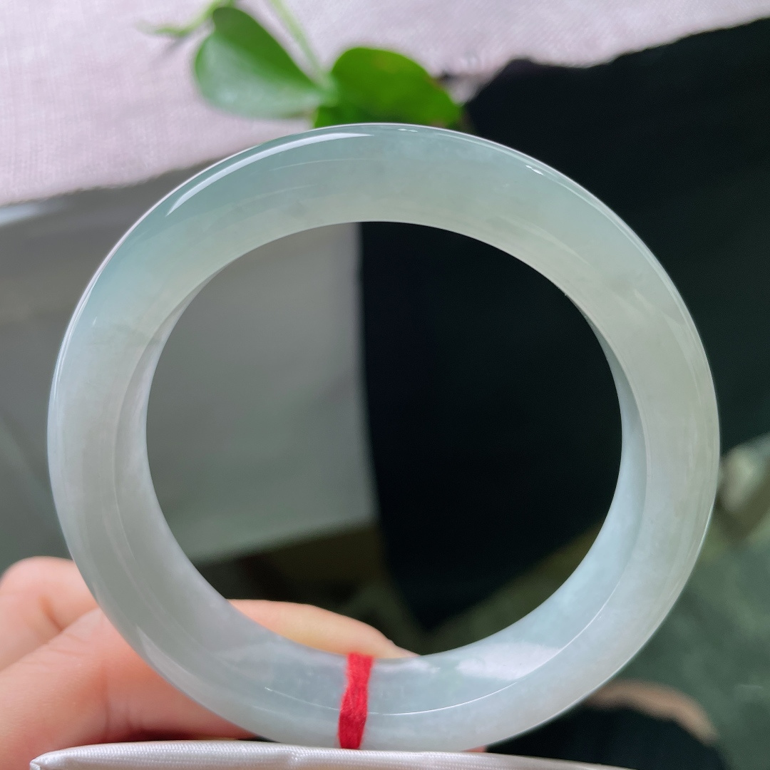55.6/12.3/8.8，淡绿底正圈，浅笑轻柔，婉约动人，晶体，无裂，55221a