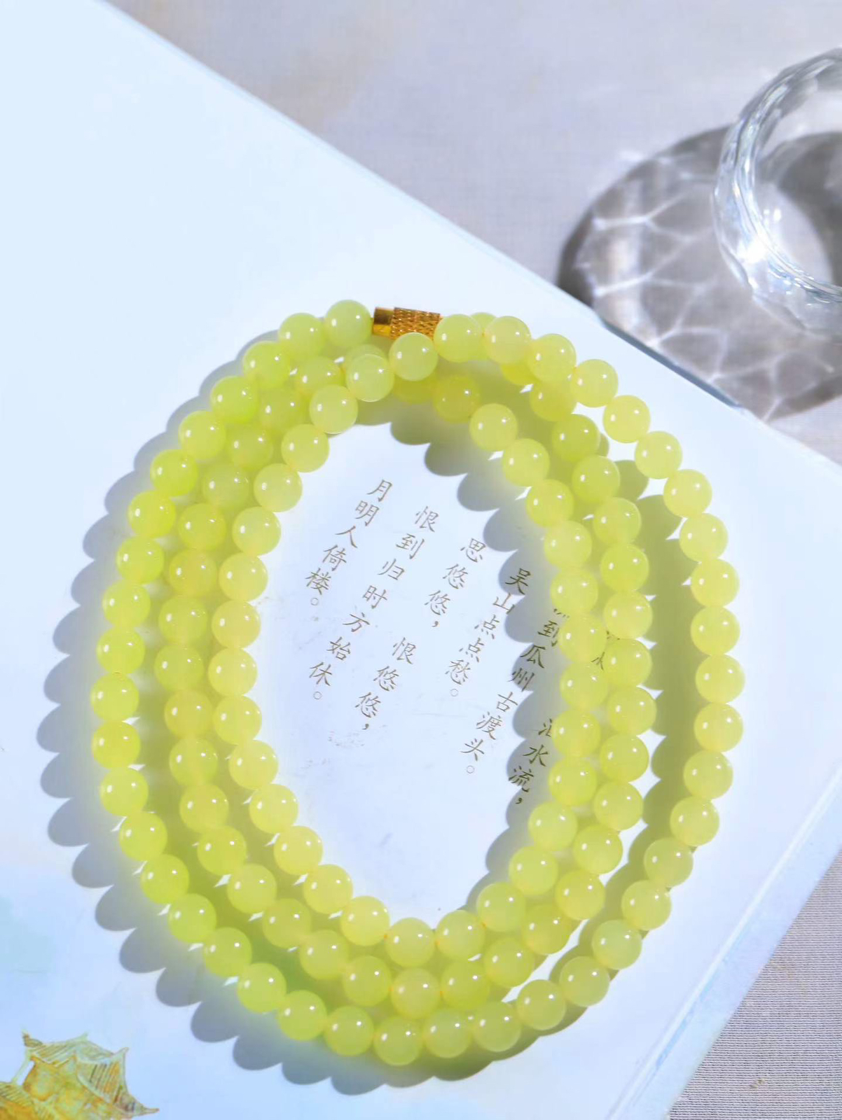 【108.项链】

精品和田玉黄口圆珠108项链，象征智慧沉静与富贵吉祥；108颗珠串承载断除百八烦恼的祈愿，亦合一年时序之圆满，腕间颈间皆藏着人们对安宁顺遂、身心平和的温柔期许。重39.4克  尺寸取一6mm  89701800A