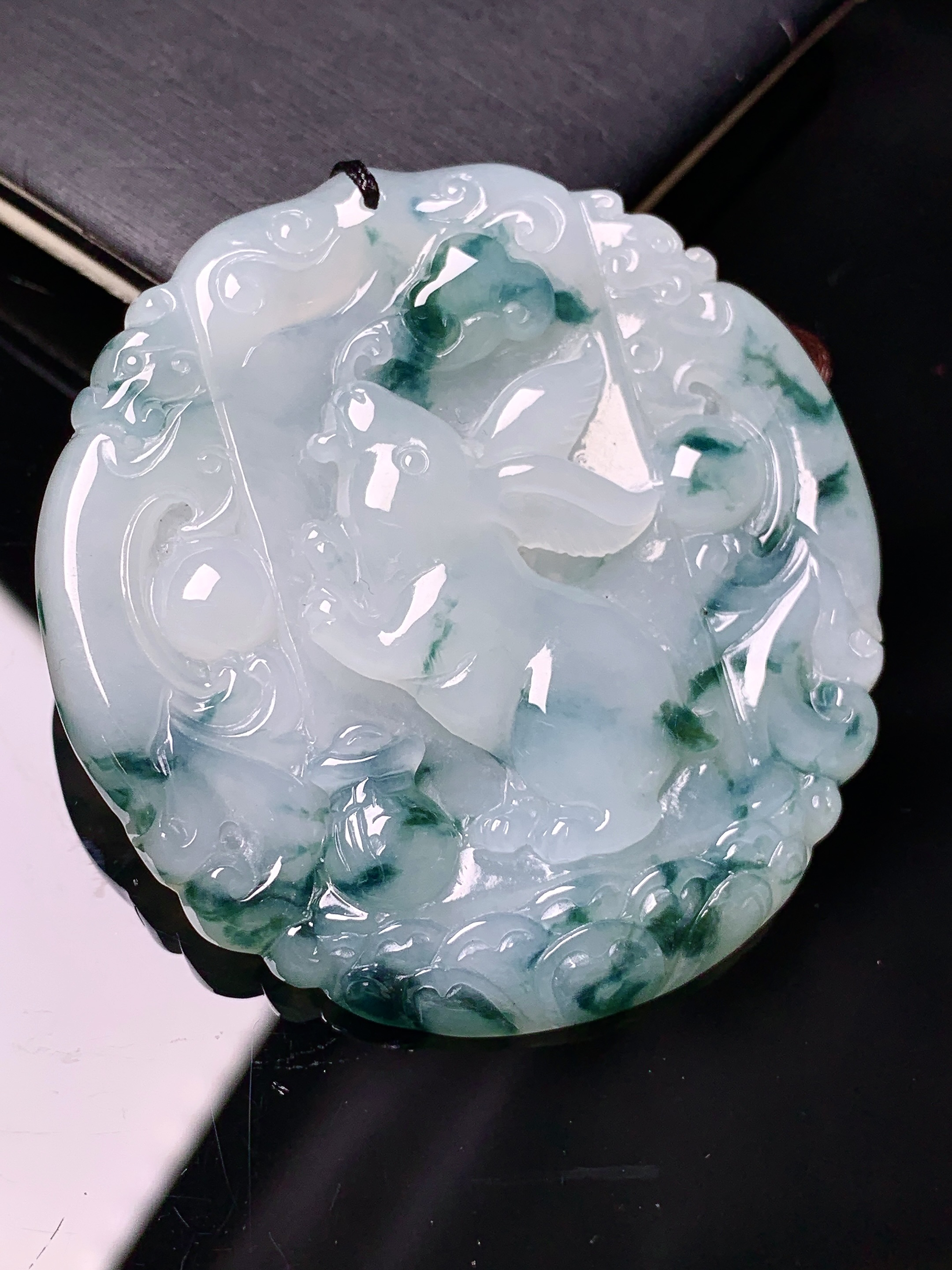 飘绿生肖兔牌吊坠 玉质细腻 色泽艳丽清新 水润亮眼 整体尺寸50.3*48*6 b2