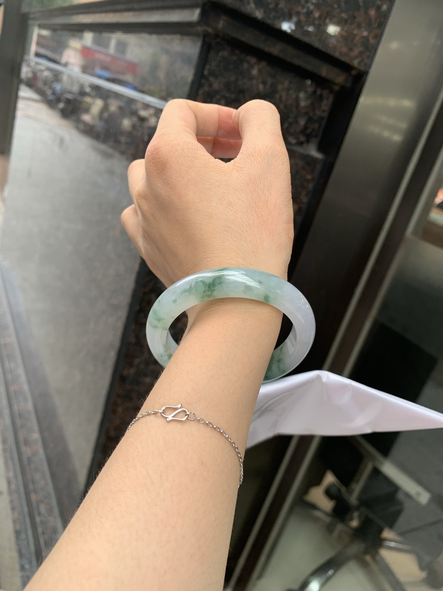 冰飘花正圈 0719-53-33 打灯棉线，底妆水润，冰底中开出了朵朵蓝花，飘花灵动飘逸，勾勒出一幅唯美诗意的山水意境画，古典优雅又秀气