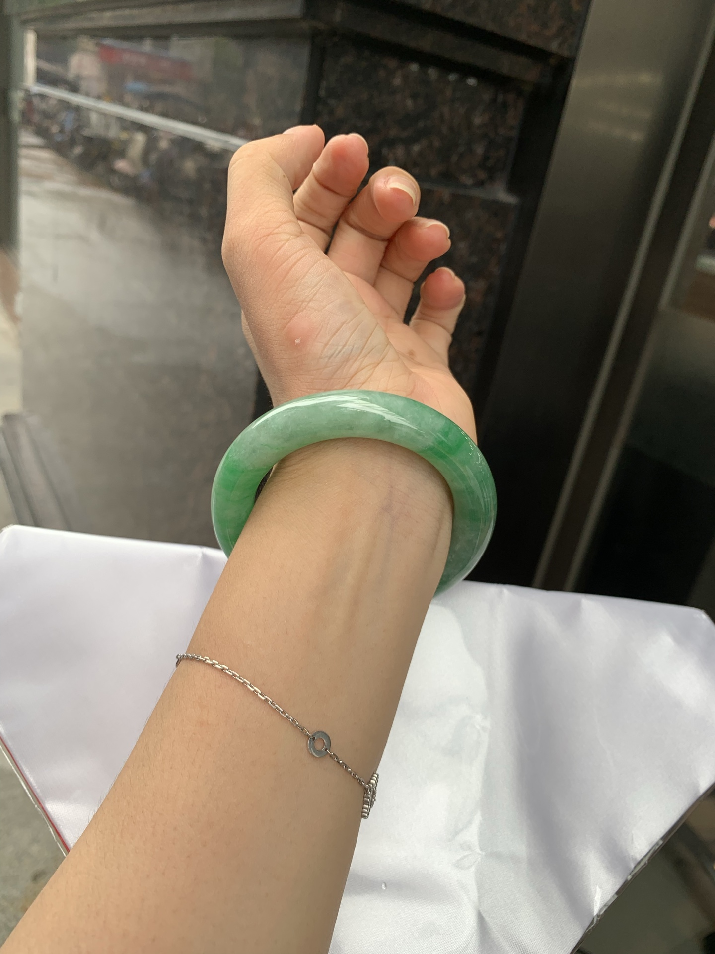 满绿圆条 52.8-10.3-11.3 0719-53-41 打灯细纹，棉线，底妆水润，满圈果阳绿鲜艳青翠，色泽均匀分布，举手投足之间散发出来的贵气感