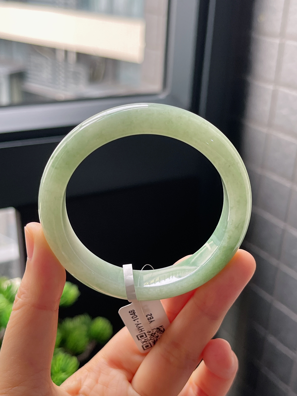 正圈52.4圈口，翡翠糯化种飘绿手镯