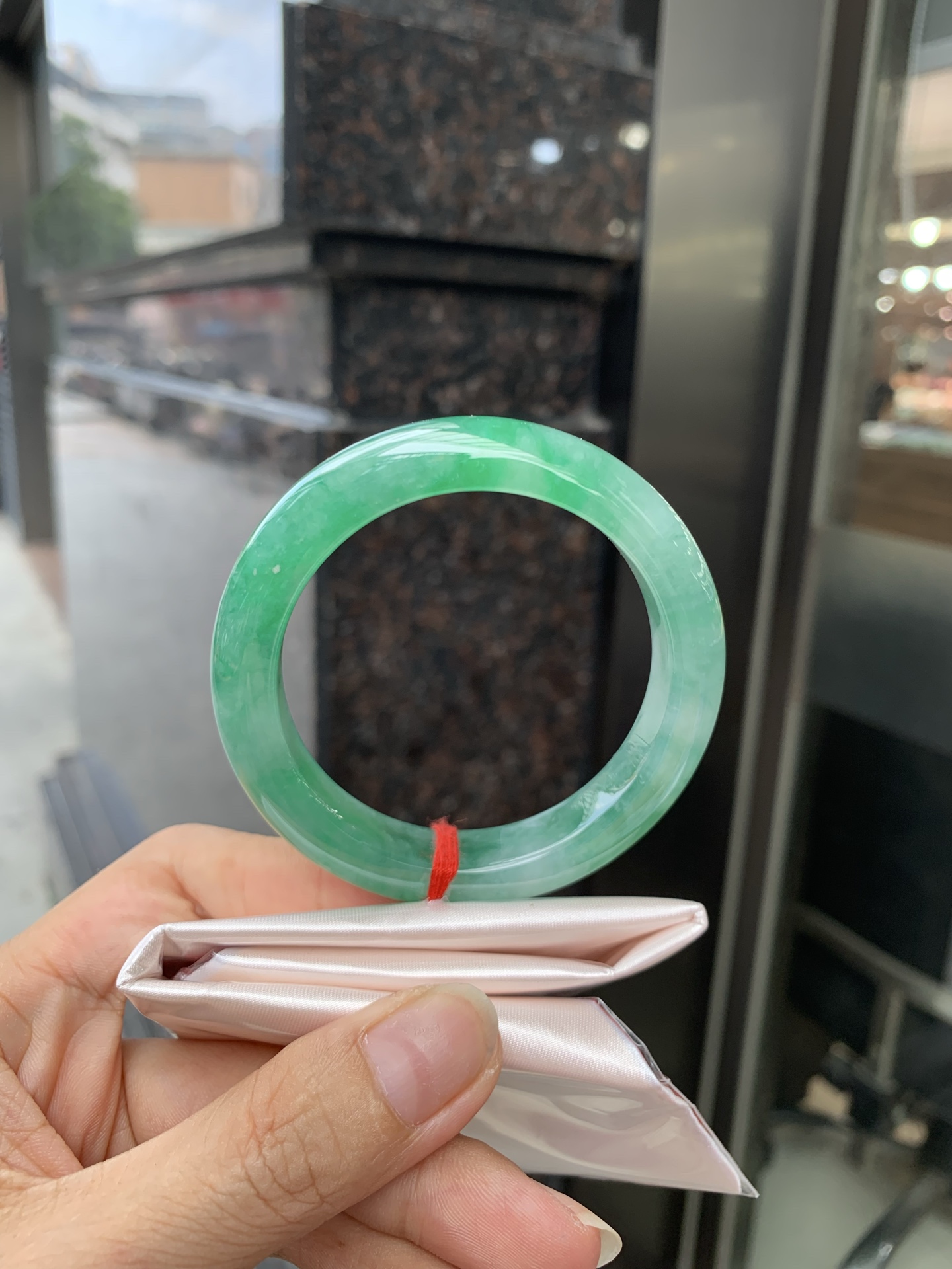 满绿正圈 51.7-8.1-11.1 0719-53-71 打灯细纹，底妆水润，满圈果阳绿鲜艳青翠，色泽均匀分布，举手投足之间散发出来的贵气感