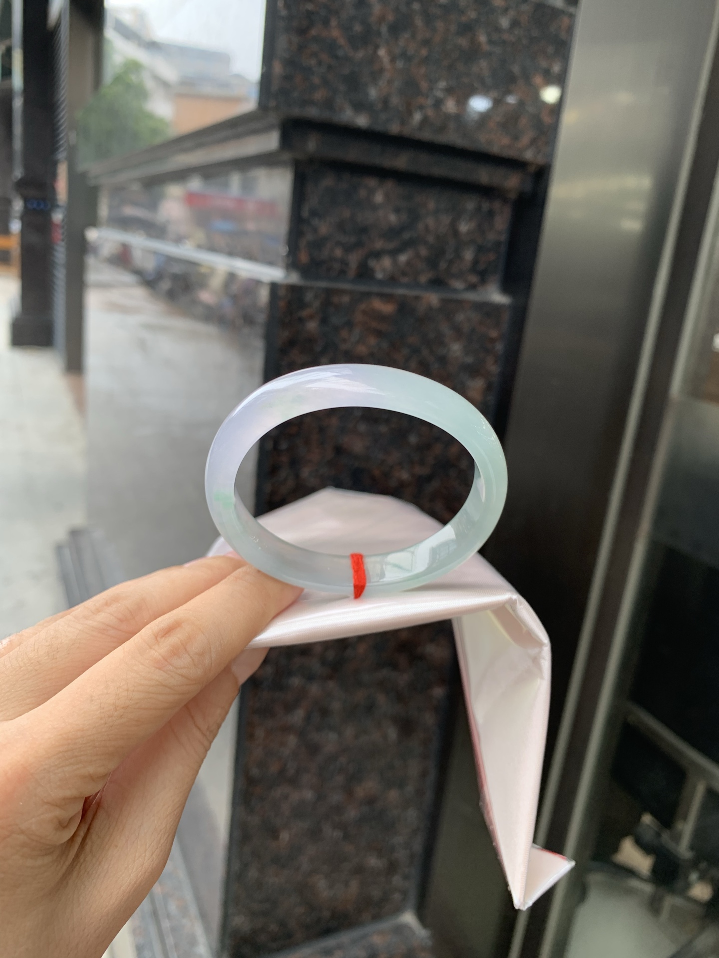冰春彩贵妃 54.5-46-5.7-10.8 0719-4A168 无裂，底妆冰透，谁能拒绝一只自带春日滤镜的春彩镯啊，一抹金丝绿，像雾里的新芽，冰润细腻，上手温柔到骨子里，把整个春天的诗意都戴在手上。