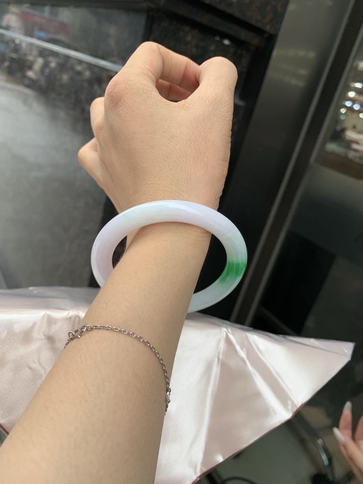 阳绿春彩圆条 54.4-8.8-7.7 0719-N1224 无裂，底妆水润，淡淡粉底凝霜，翠落镯间，底色晕染柔润淡紫罗兰，雾面紫韵含蓄温婉，一抹阳绿花色顺势晕开，阳绿花鲜活明艳，紫绿撞色浑然天成。