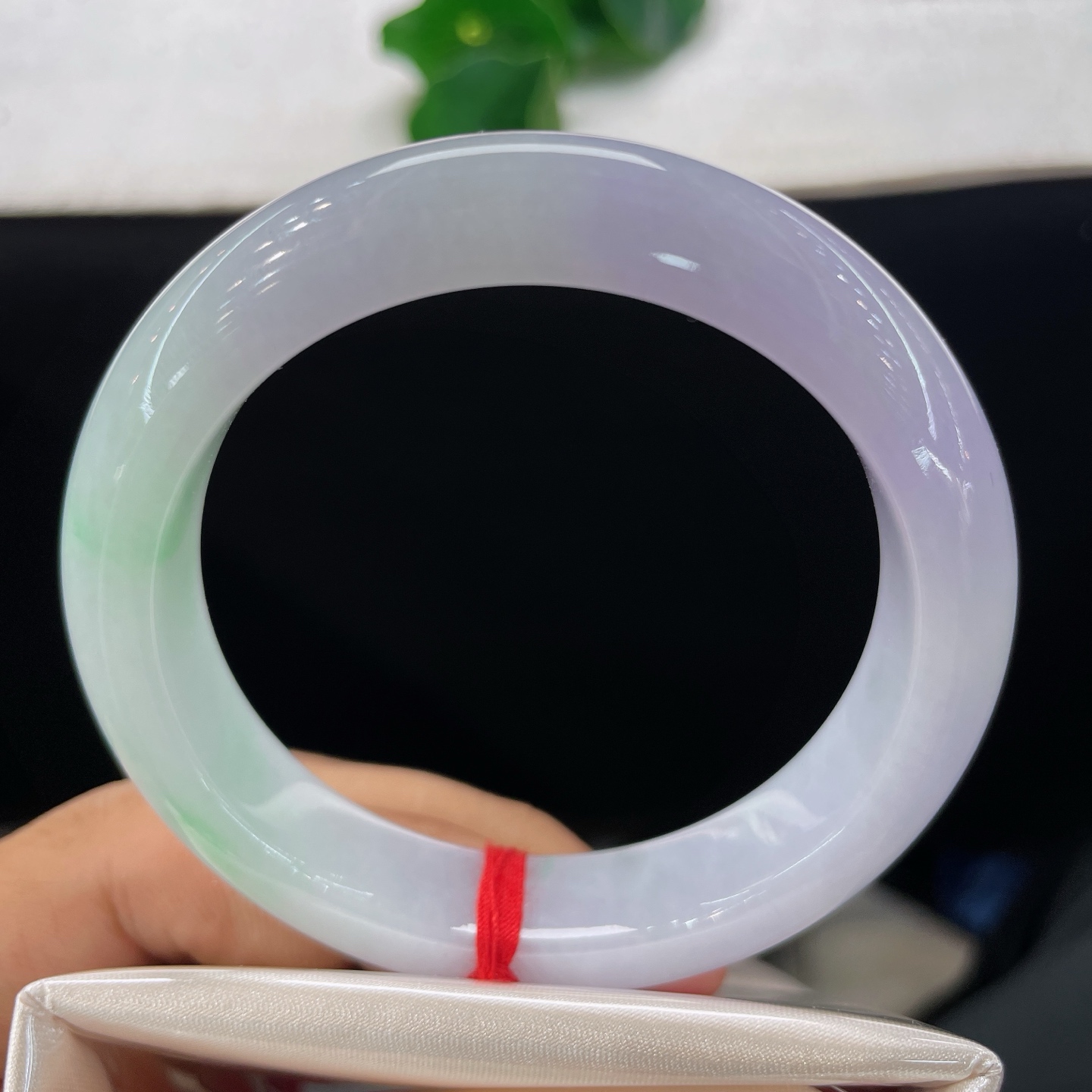 圈口54.5/12.2/8.6，冰种春带彩正圈，54/55可戴，素玉凝浅紫，翠色落清腕，无裂