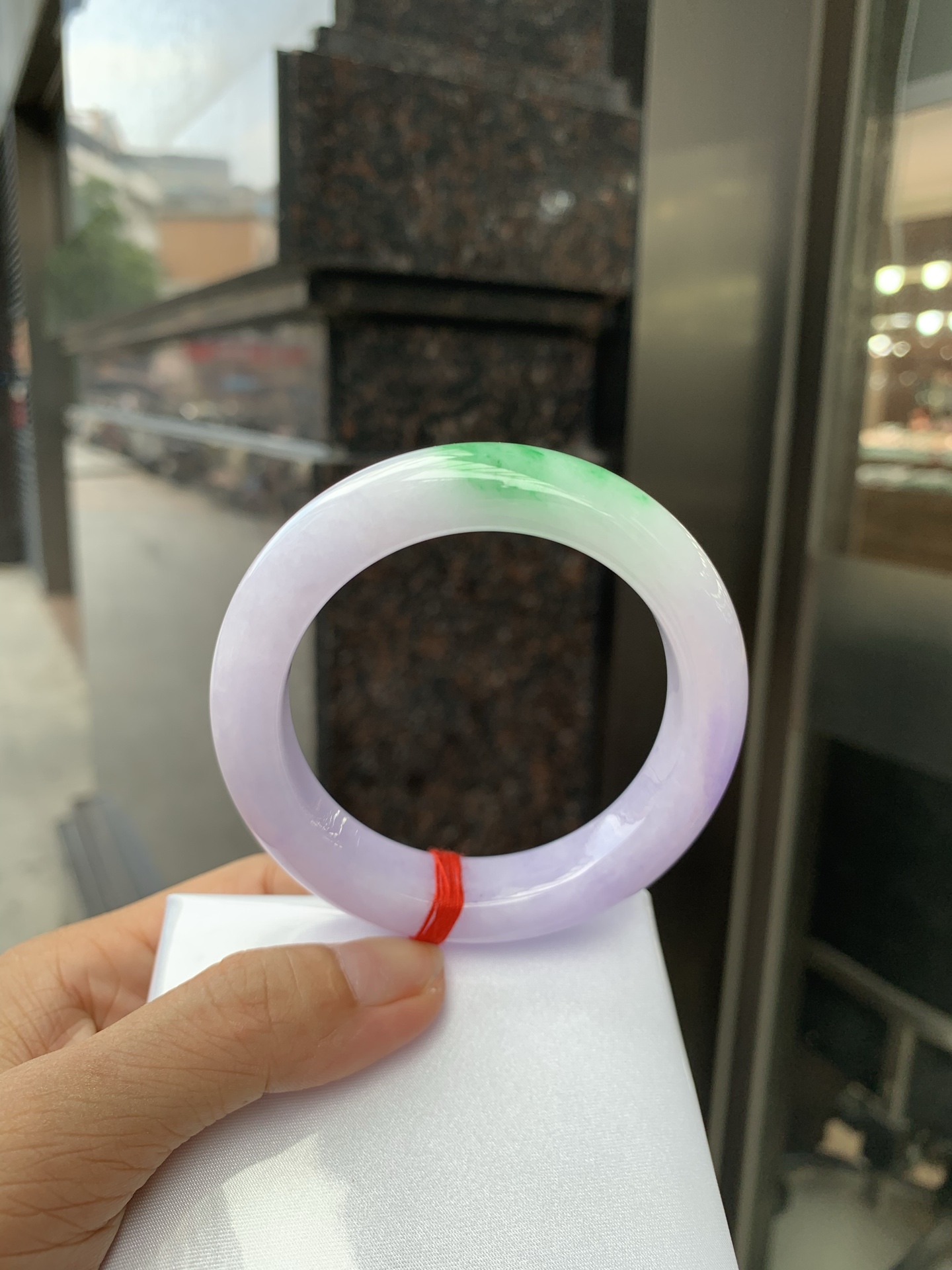 春彩正圈 0719-53-31 打灯棉线，底妆水润细腻，交织阳绿花色，底妆细腻温润，色泽自然柔和，一镯双色，半山半水，韵味独特，日常佩戴超显气质。
