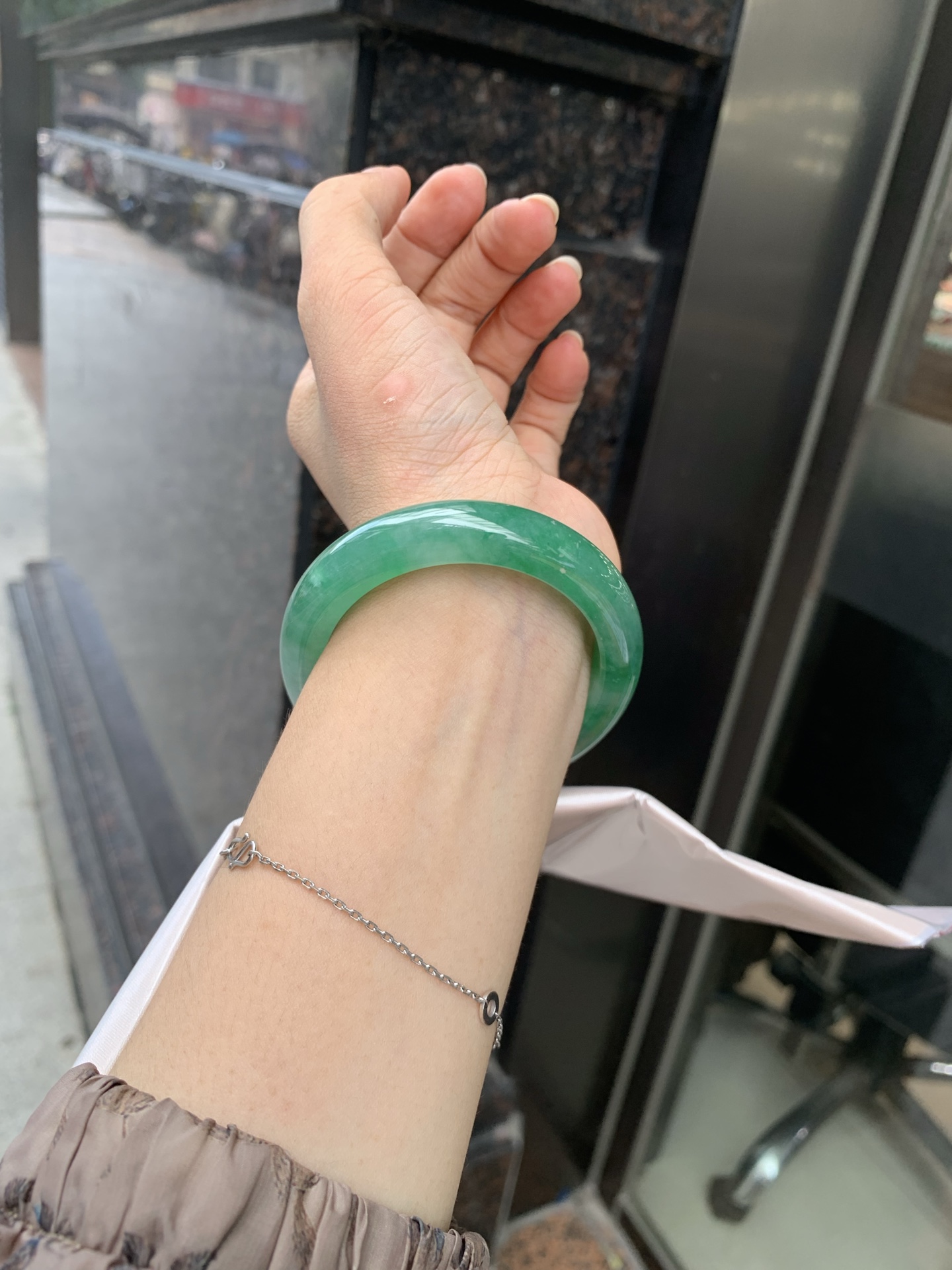 满绿正圈 51.7-8.1-11.1 0719-53-71 打灯细纹，底妆水润，满圈果阳绿鲜艳青翠，色泽均匀分布，举手投足之间散发出来的贵气感