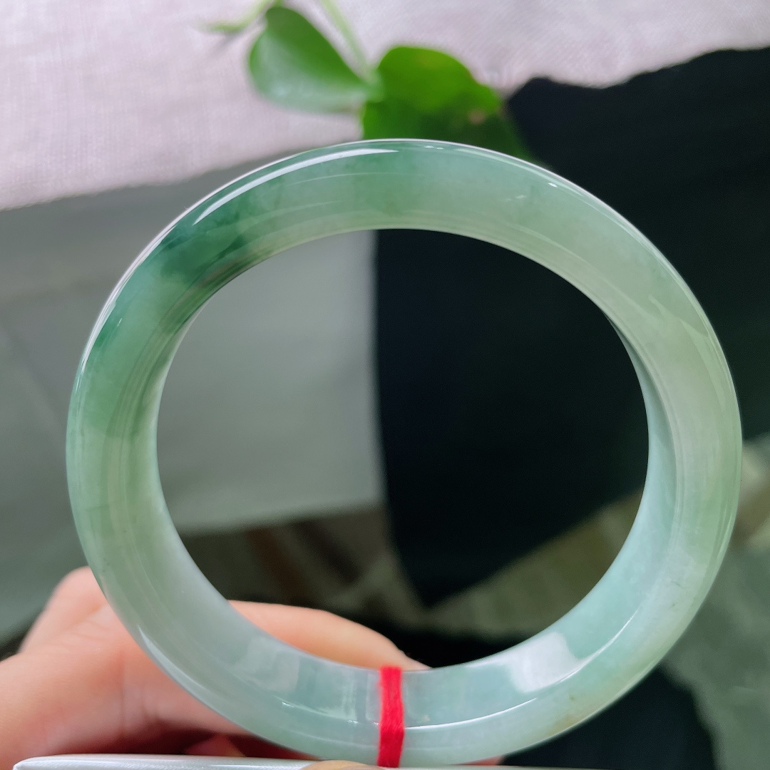 58.2/12.8/8.2。飘花正圈，花开富贵，温润内敛，藏着旧时闺阁的静气。无裂，56047a