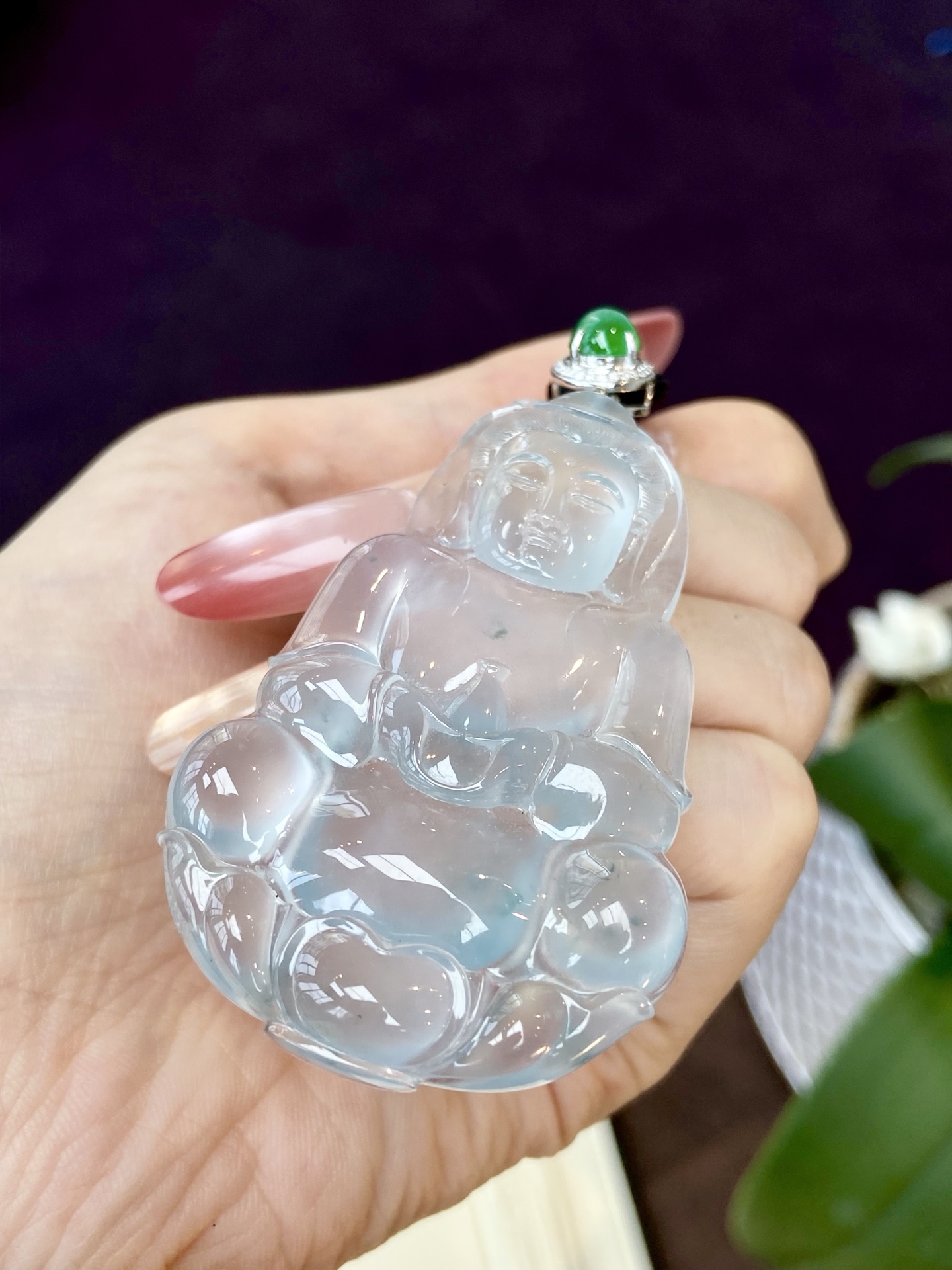 玻璃种观音吊坠，品相无敌，胶胶润润的，几缕飘花似水墨晕染尽显禅韵，慈眉善目，佩戴于心 护佑于身：74.3，裸石：61.5-39.3-8.2mm，无裂