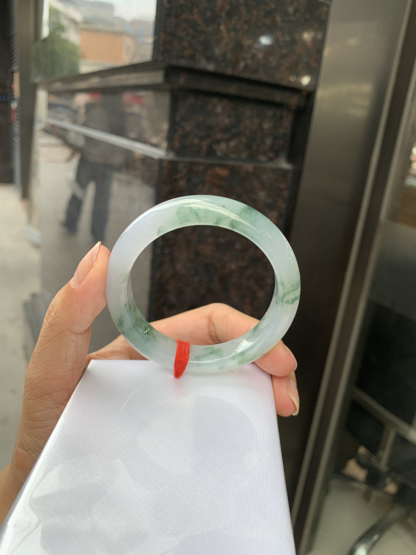 冰飘花正圈 0719-53-33 打灯棉线，底妆水润，冰底中开出了朵朵蓝花，飘花灵动飘逸，勾勒出一幅唯美诗意的山水意境画，古典优雅又秀气