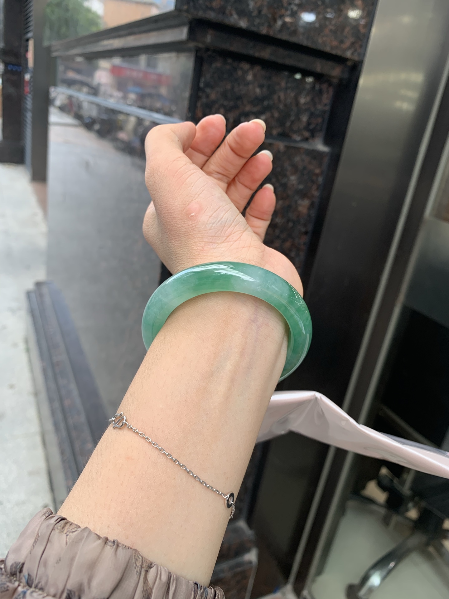 满绿正圈 51.7-8.1-11.1 0719-53-71 打灯细纹，底妆水润，满圈果阳绿鲜艳青翠，色泽均匀分布，举手投足之间散发出来的贵气感