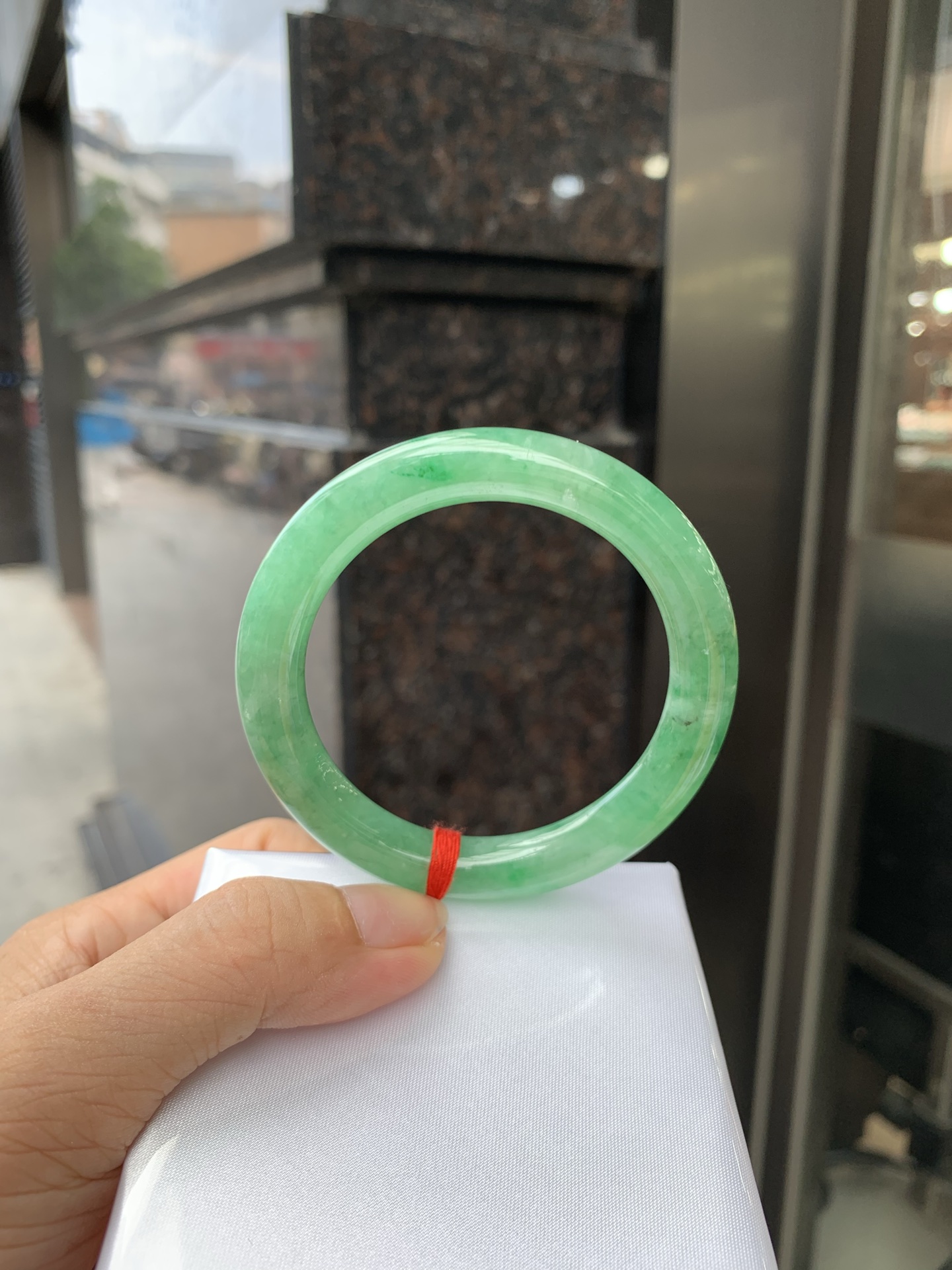 满绿圆条 51.2-8.7-7.6 0719-53-26 打灯细棉纹，底妆水润，满圈果阳绿鲜艳青翠，色泽均匀分布，举手投足之间散发出来的贵气感