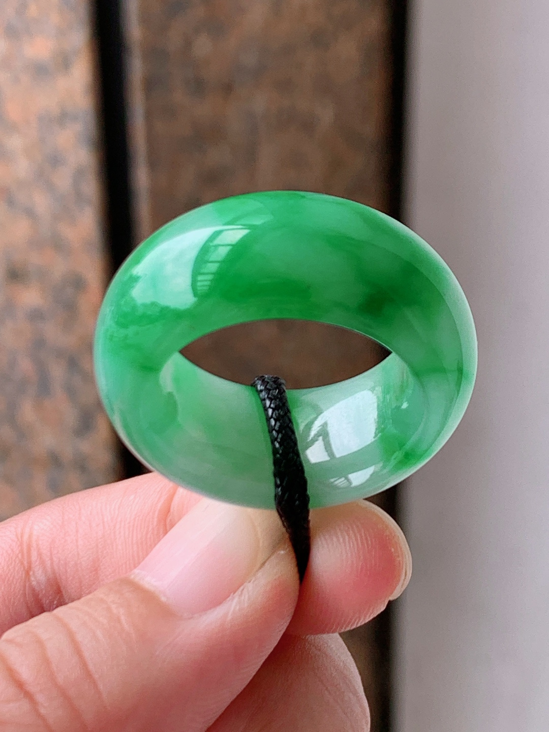 冰满绿宽版戒圈，色浓水透光泽温润，圆润圈型可戴可挂两用 裸石29.6-12-5.6 圈口19 110
