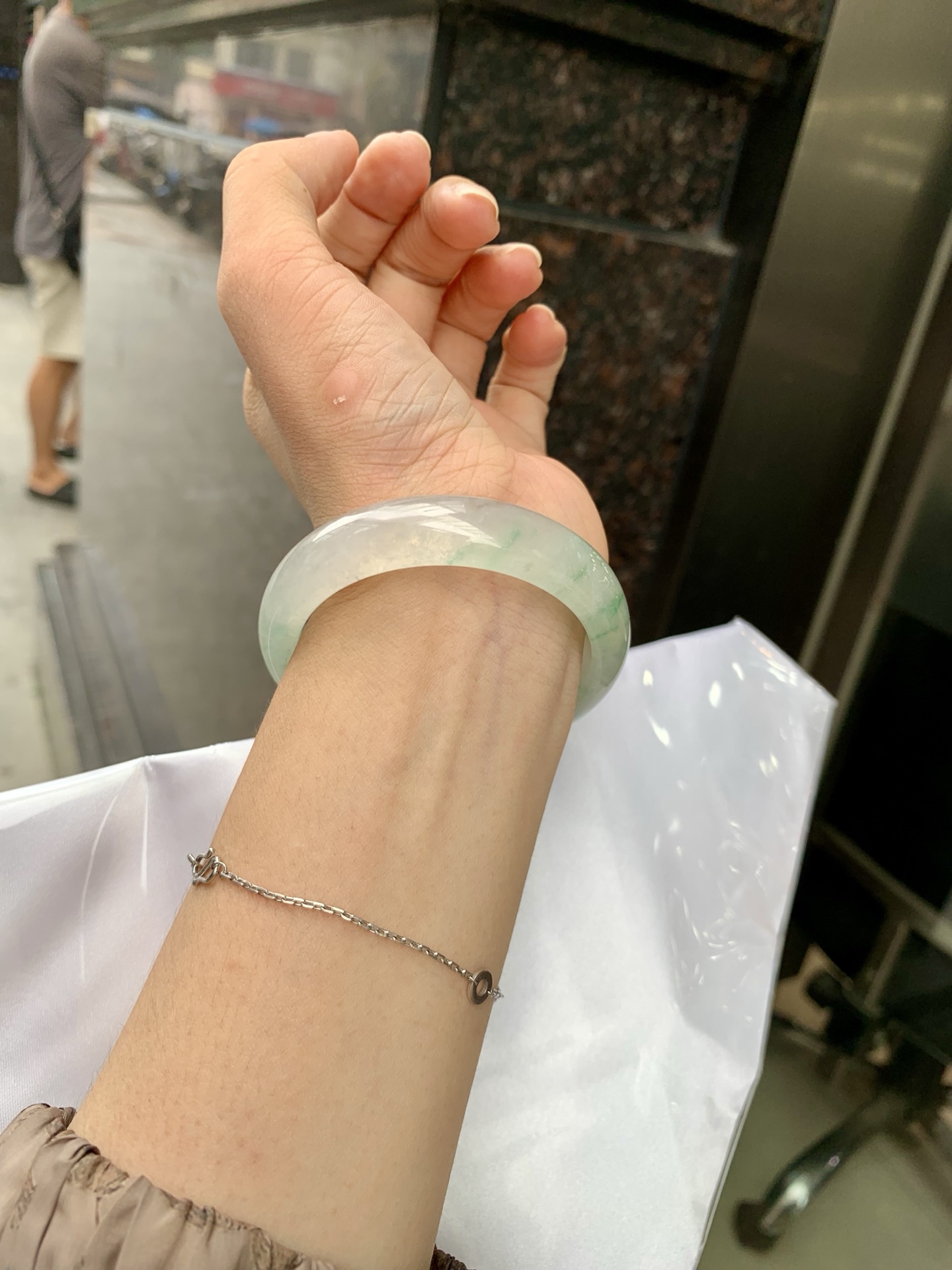 冰飘花正圈 51.8-6.8-12.2 0719-53-56 打灯细纹，底妆胶润，冰底中开出了朵朵绿花，飘花灵动飘逸，勾勒出一幅唯美诗意的山水意境画，古典优雅又秀气