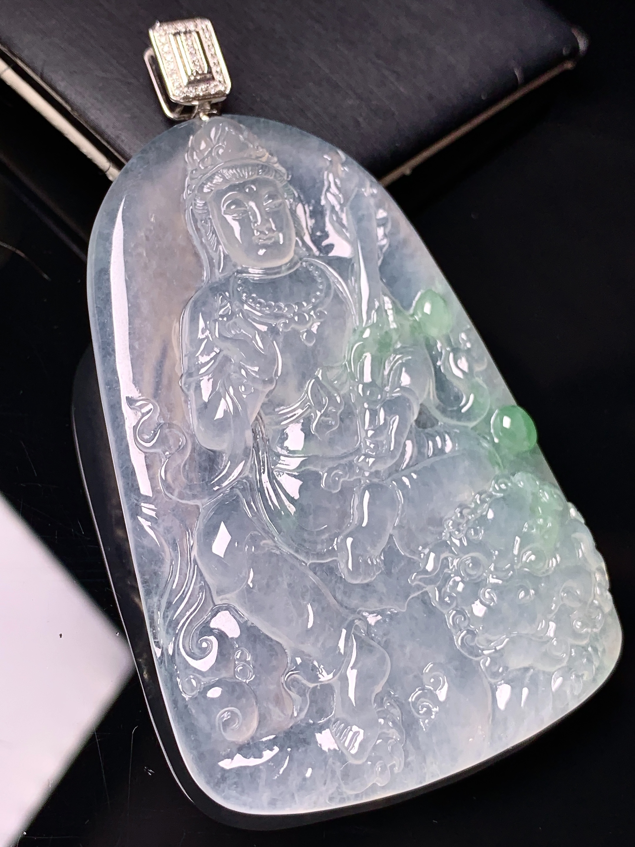 冰种飘绿文殊观音菩萨吊坠 玉质细腻 色泽艳丽清新 水润亮眼 整体尺寸75.5*43.5*6.2 L1