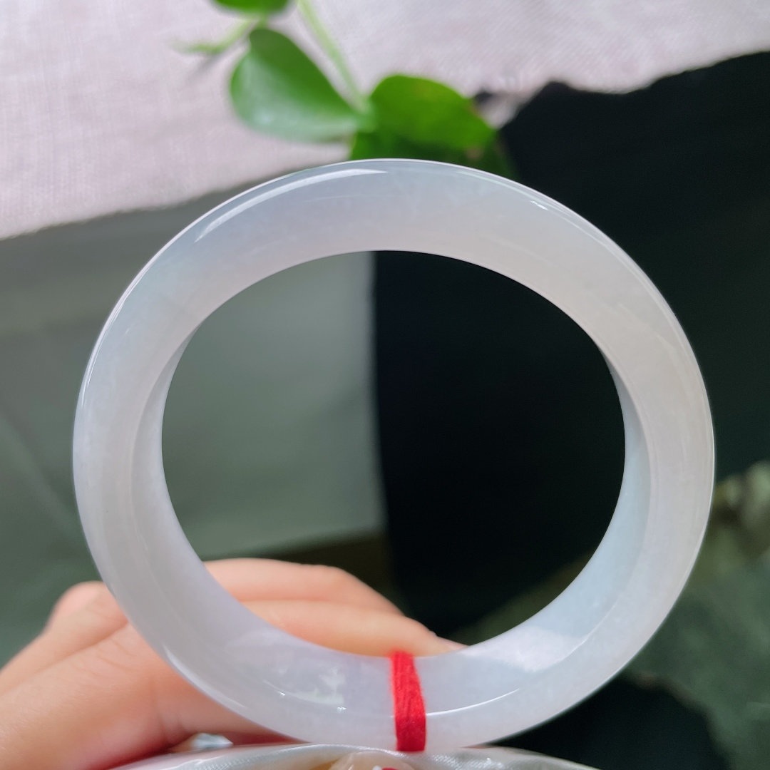 53.5/12.2/8，白月光正圈，是年少时不敢触碰的梦，如今终于安稳地戴在了腕上。有棉线，55928a