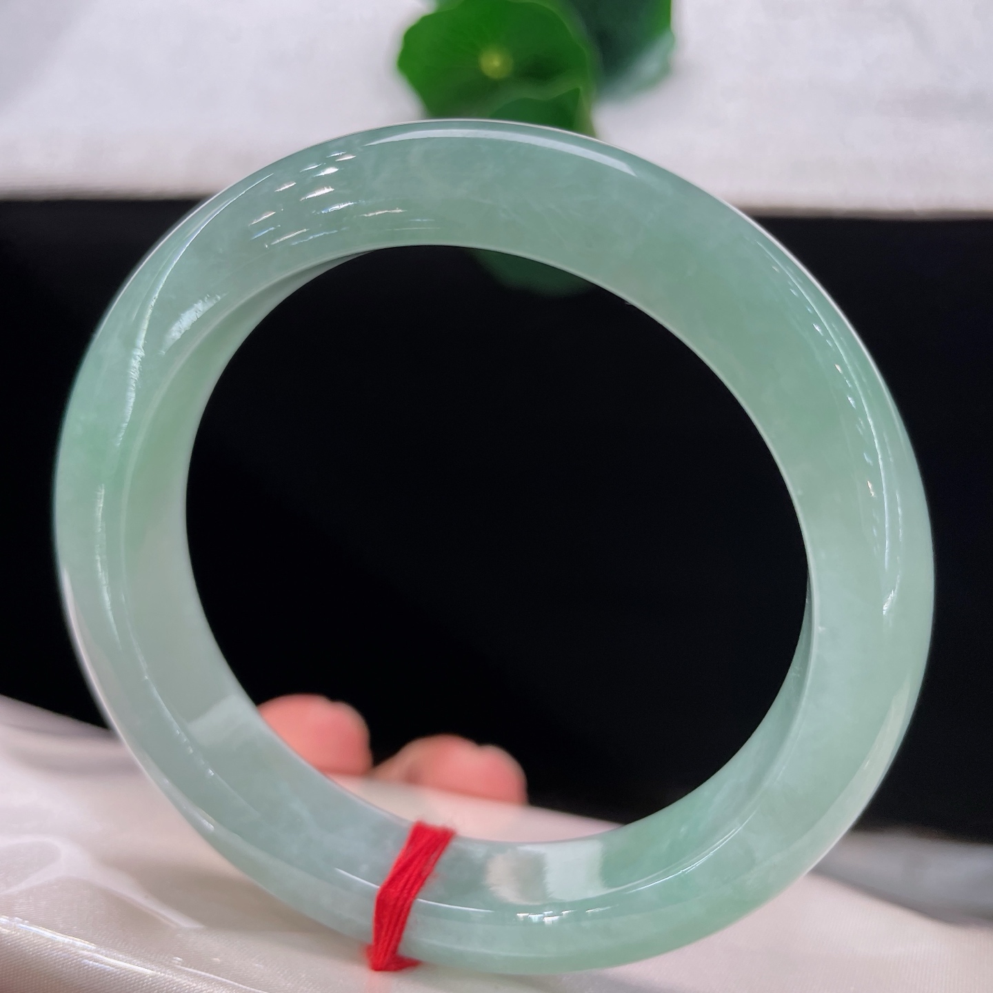 圈口61/12.6/9.8，冰晴底正圈，一汪清翠藏腕间，温润如水，自带清冷仙气。细微纹