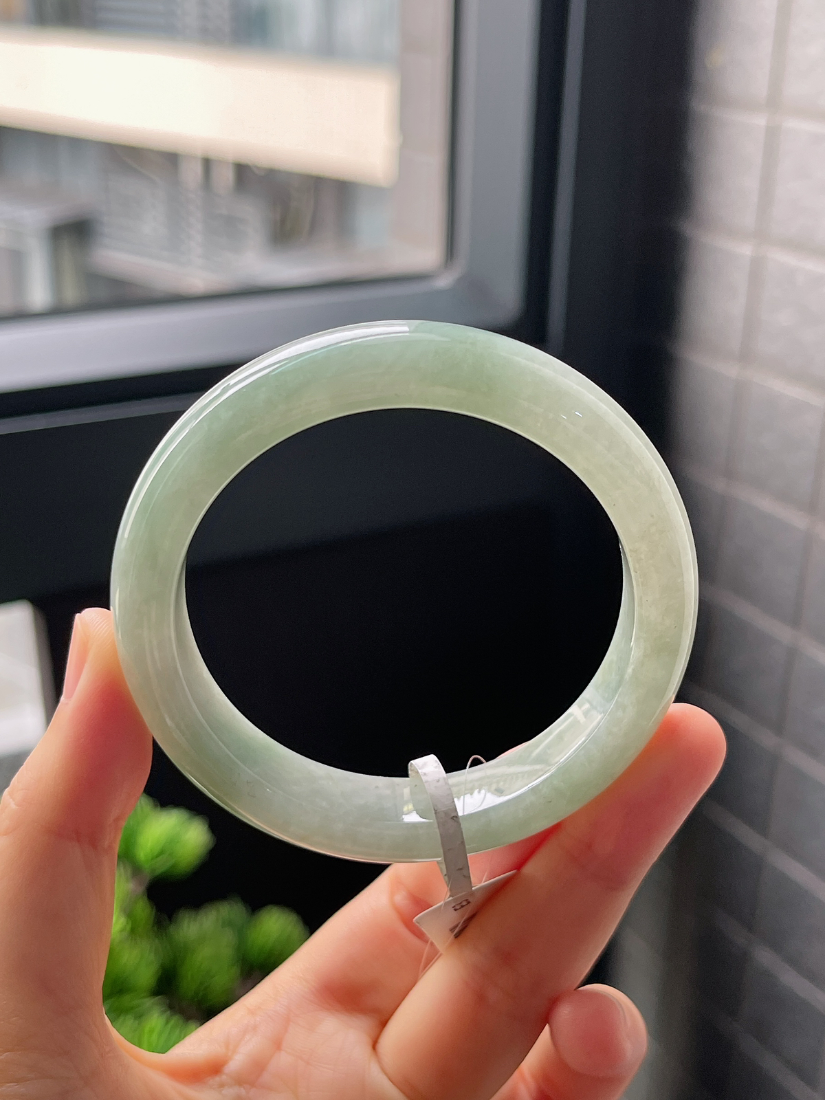 正圈54.2圈口，翡翠糯化种淡绿色手镯
