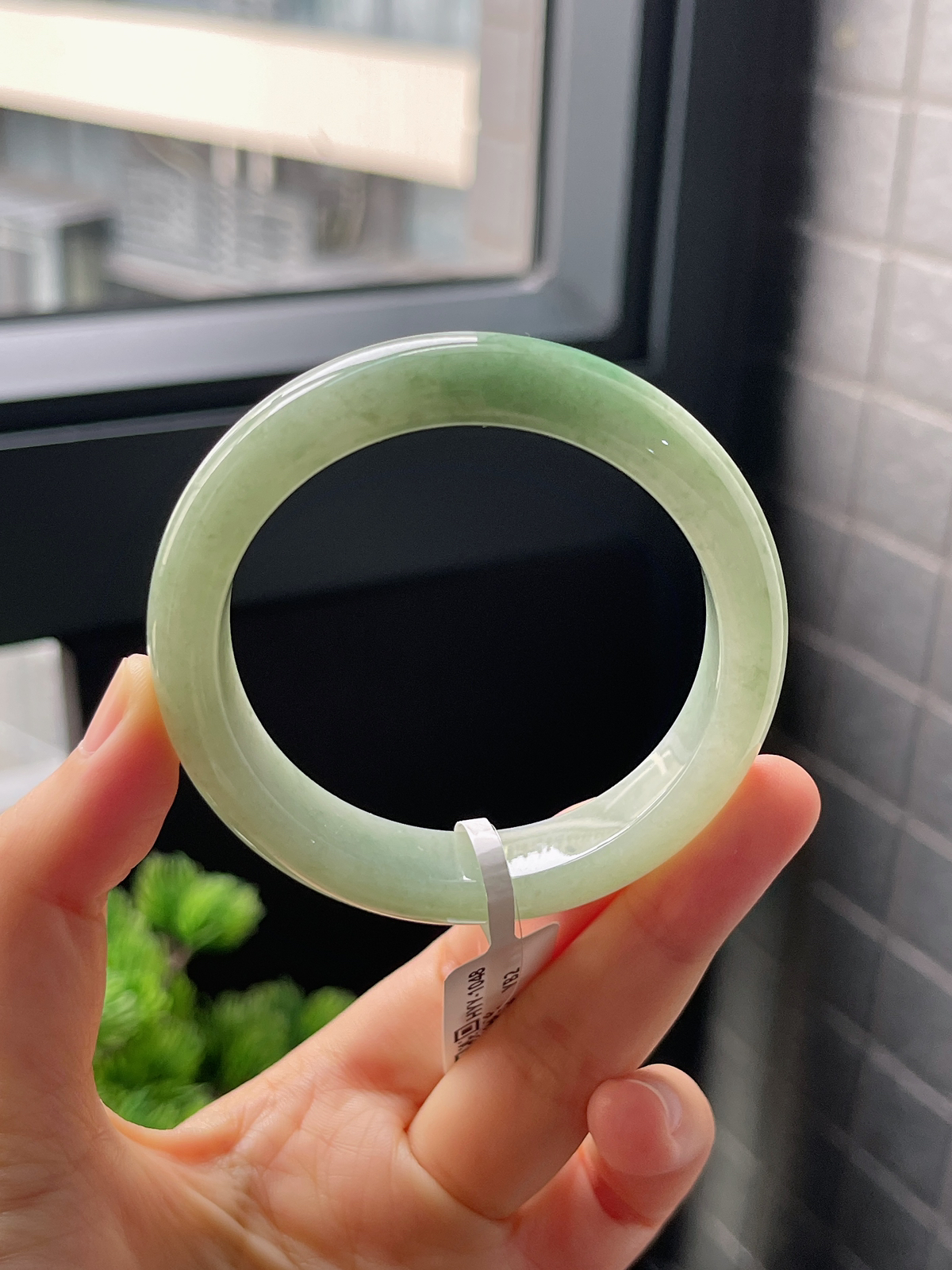 正圈52.4圈口，翡翠糯化种飘绿手镯