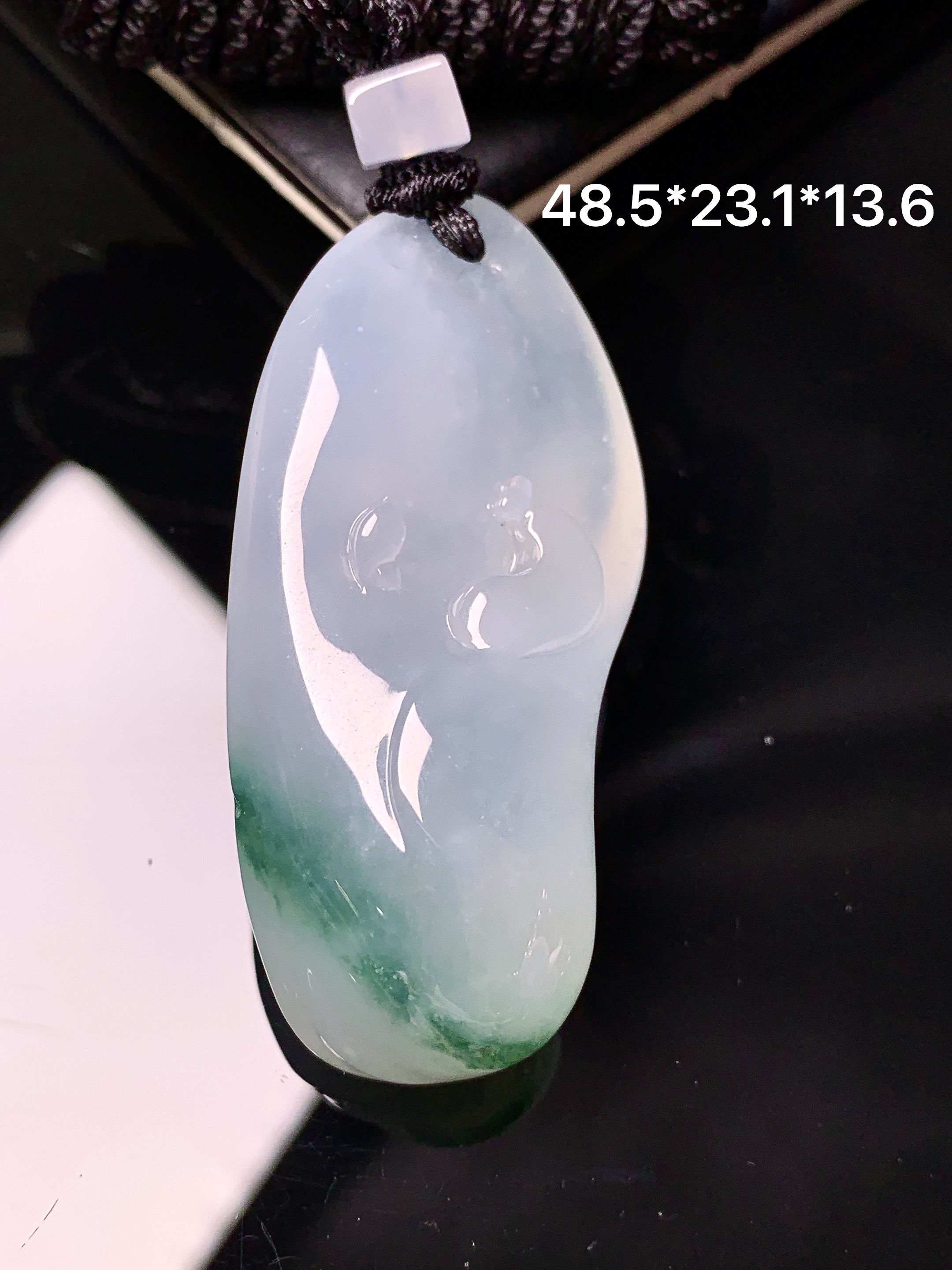 飘绿悟道牌吊坠 玉质细腻 色泽艳丽清新 水润亮眼 整体尺寸48.5*23.1*13.6 L1