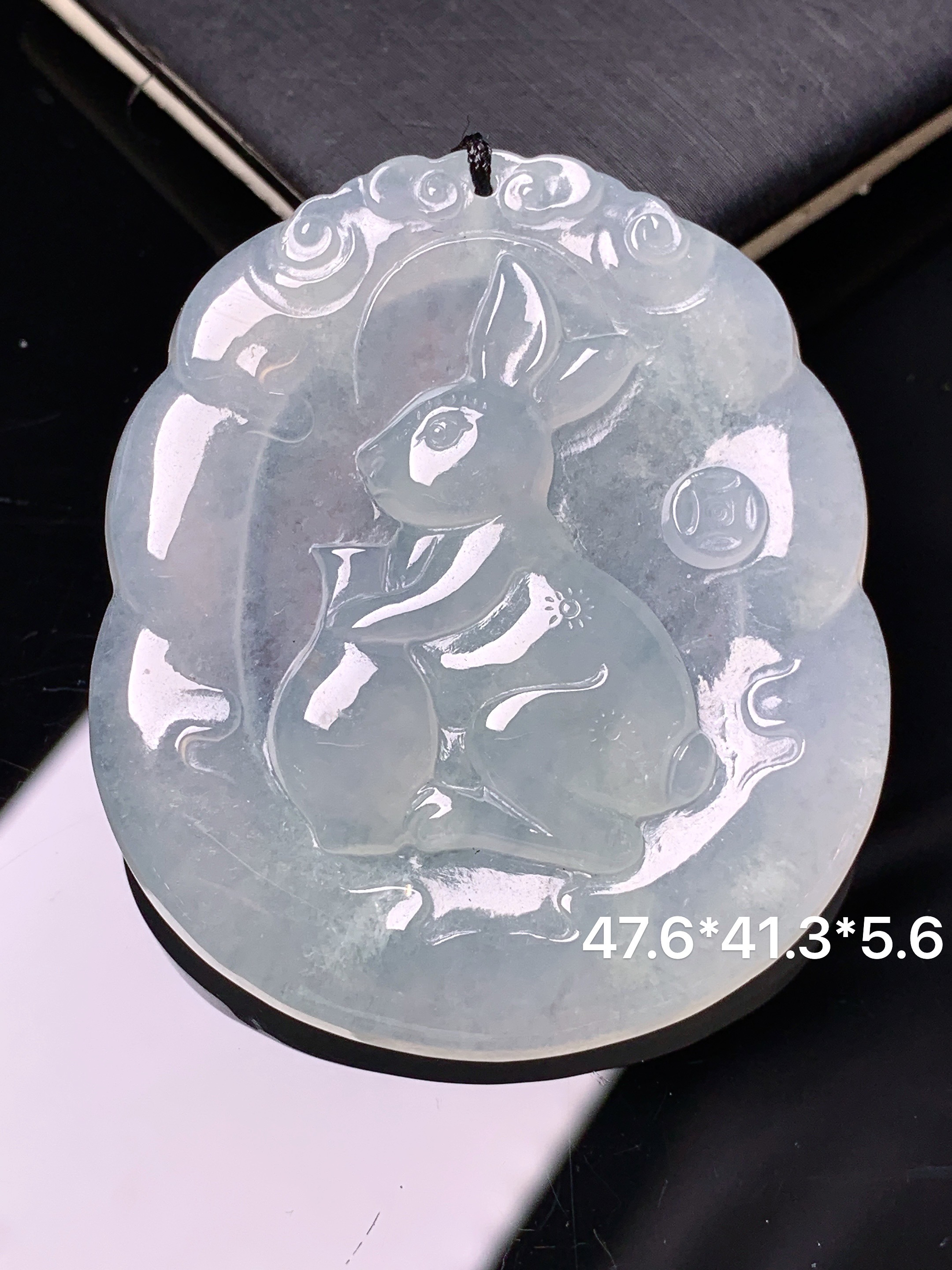 冰种生肖兔牌吊坠 玉质细腻 色泽艳丽清新 水润亮眼 整体尺寸47.6*41.3*5.6 b2