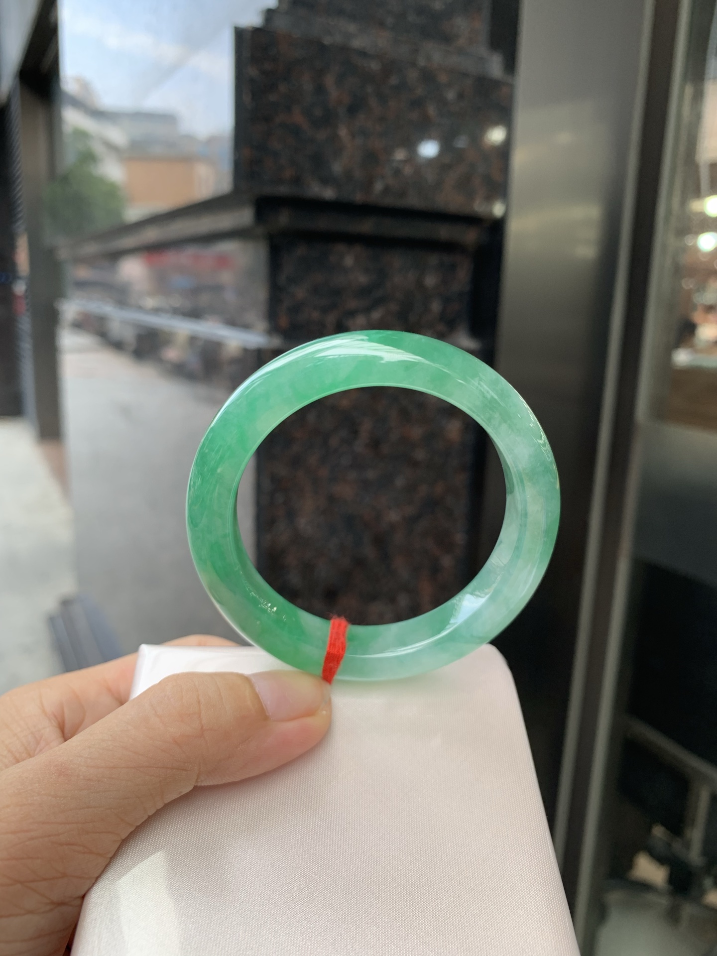 满绿正圈 51.7-8.1-11.1 0719-53-71 打灯细纹，底妆水润，满圈果阳绿鲜艳青翠，色泽均匀分布，举手投足之间散发出来的贵气感