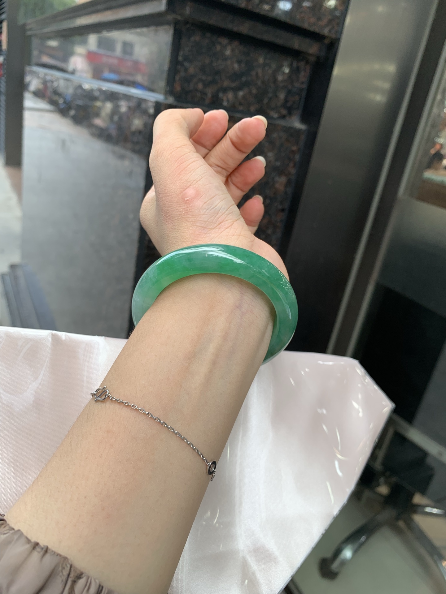 满绿正圈 51.7-8.1-11.1 0719-53-71 打灯细纹，底妆水润，满圈果阳绿鲜艳青翠，色泽均匀分布，举手投足之间散发出来的贵气感