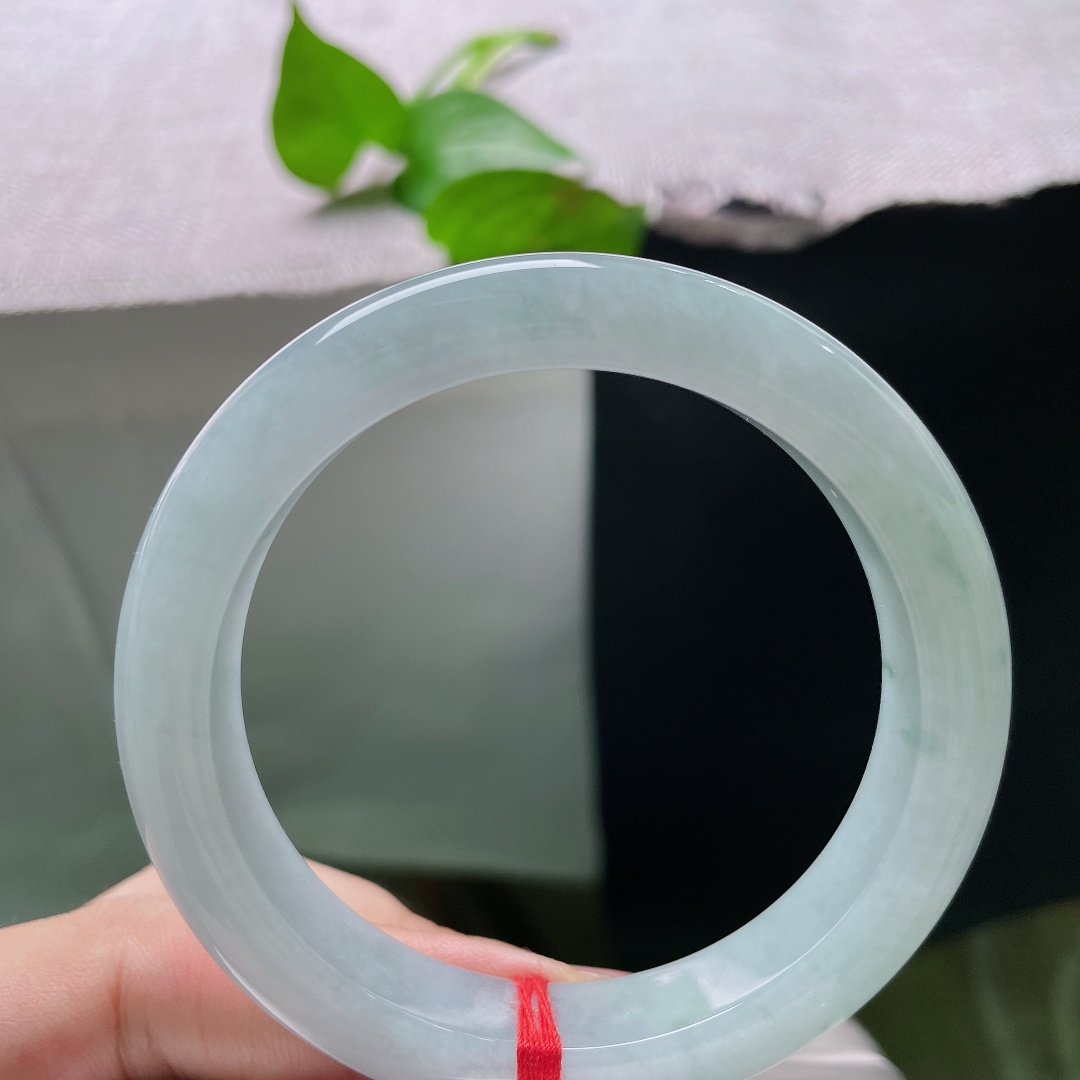 55.8/11.7/8.5，绿底正圈，无裂，清润玉底似山间晨雾，细碎飘翠如云影轻漾，腕间藏一汪清冷湖