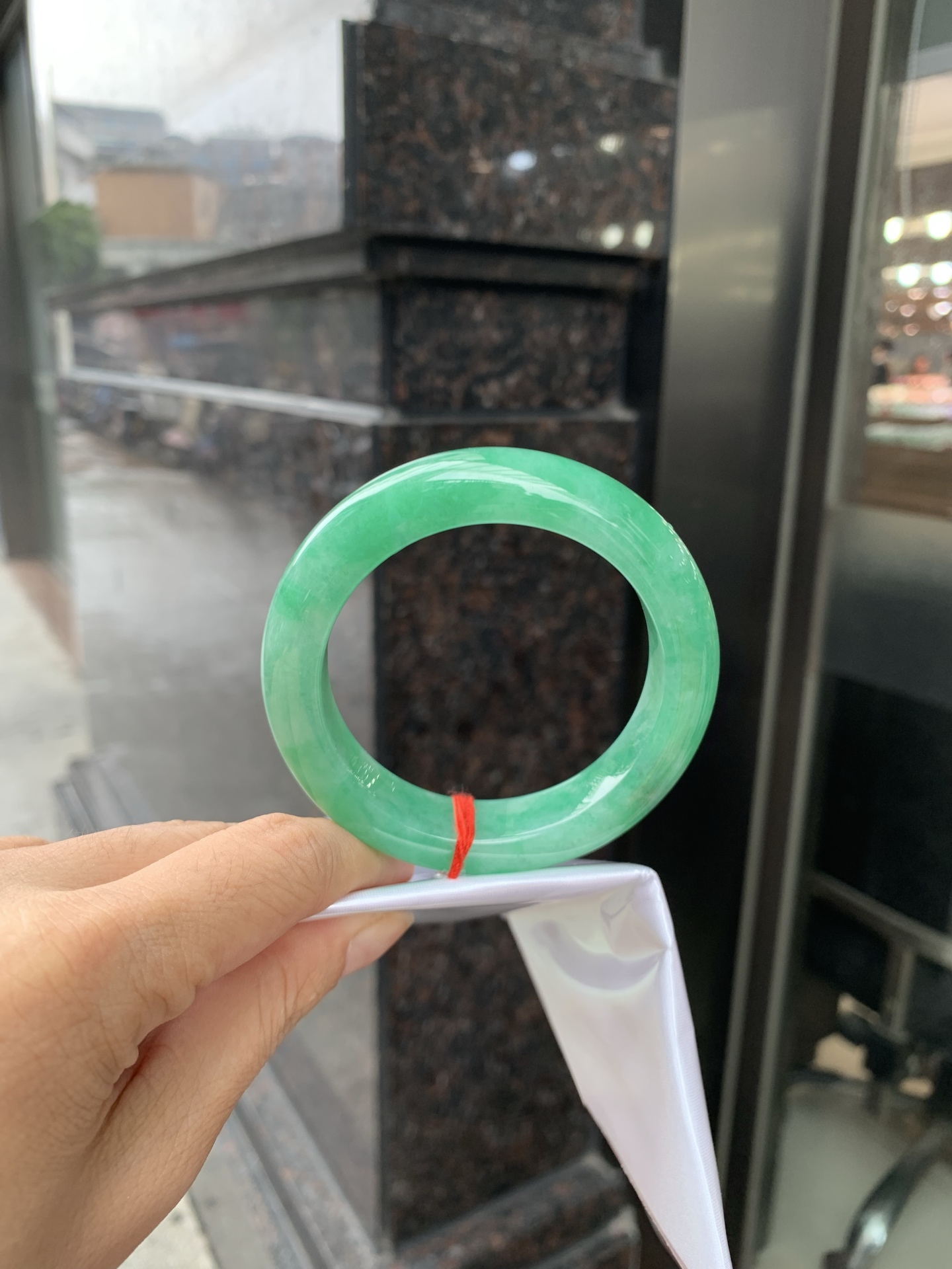 满绿正圈 54.2-9.5-13.3 0719-53-61 打灯细纹，底妆水润，满圈果阳绿鲜艳青翠，色泽均匀分布，举手投足之间散发出来的贵气感
