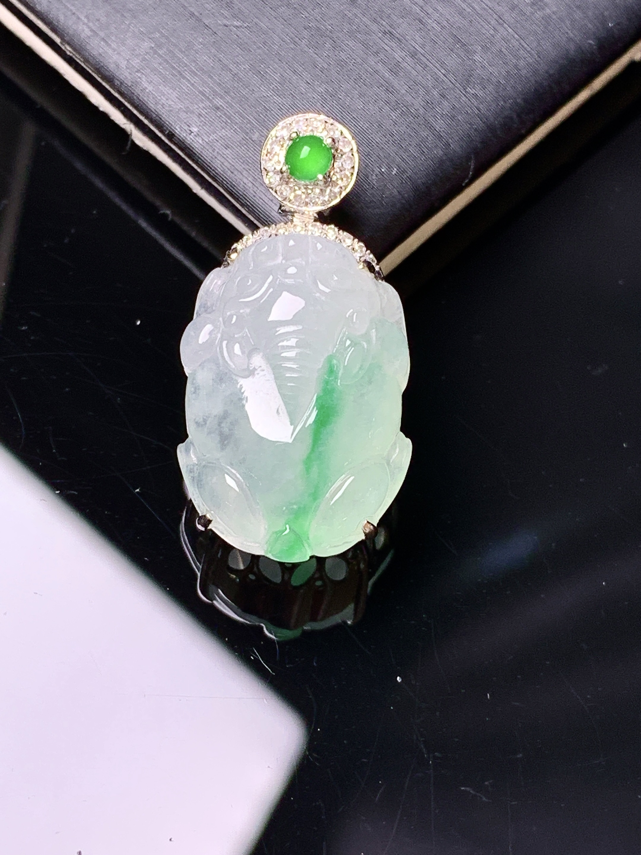 18k金钻镶嵌飘绿貔貅吊坠 玉质细腻 色泽艳丽清新 整体尺寸25.3*13.2*9 y9