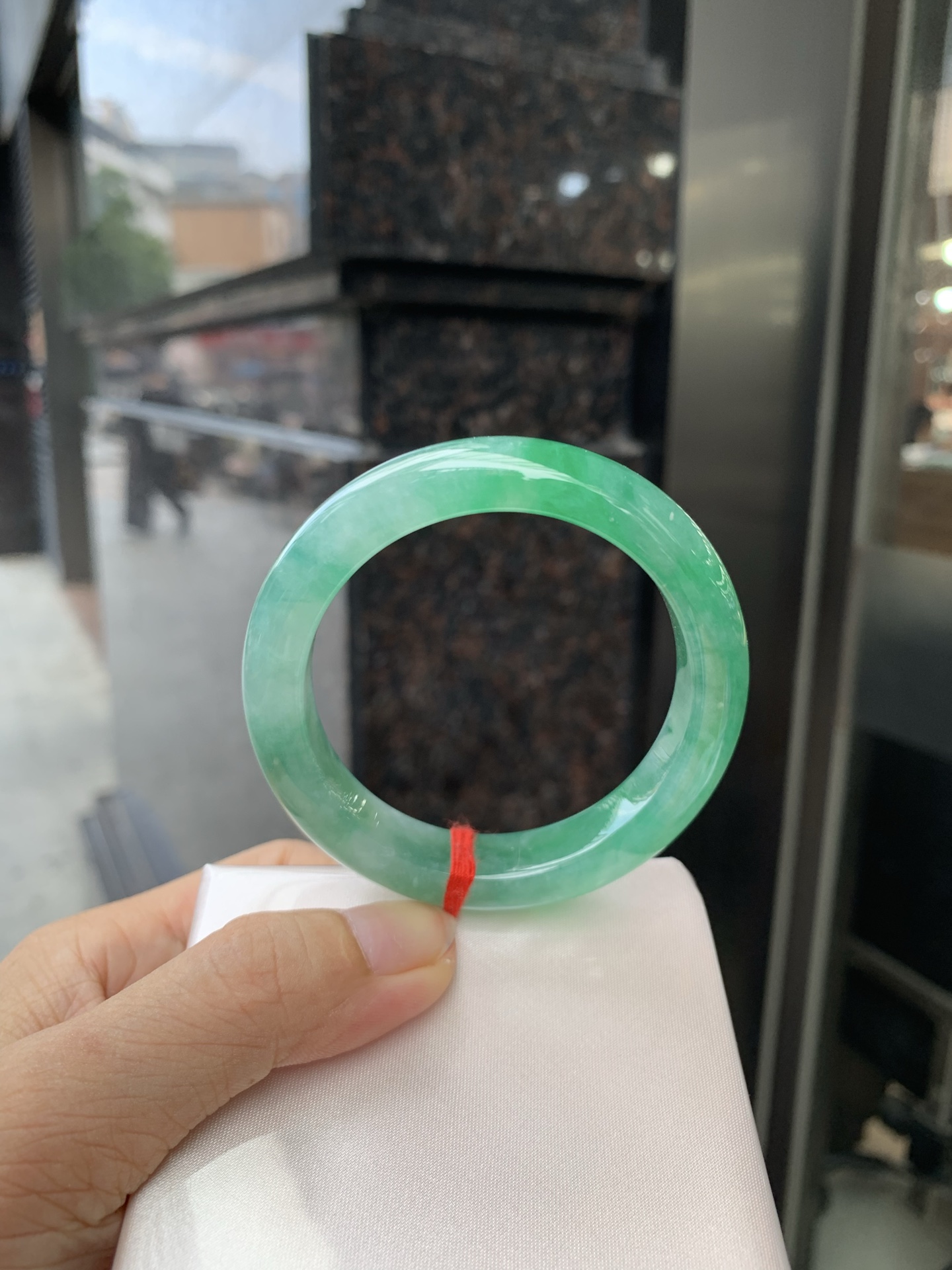满绿正圈 51.7-8.1-11.1 0719-53-71 打灯细纹，底妆水润，满圈果阳绿鲜艳青翠，色泽均匀分布，举手投足之间散发出来的贵气感