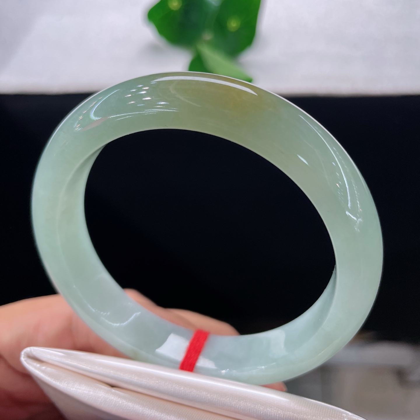 圈口57.5/12.5/8.4，冰晴底带黄翡正圈，57/58可戴，冰润晴水为底，淡黄晕染一隅，无裂
