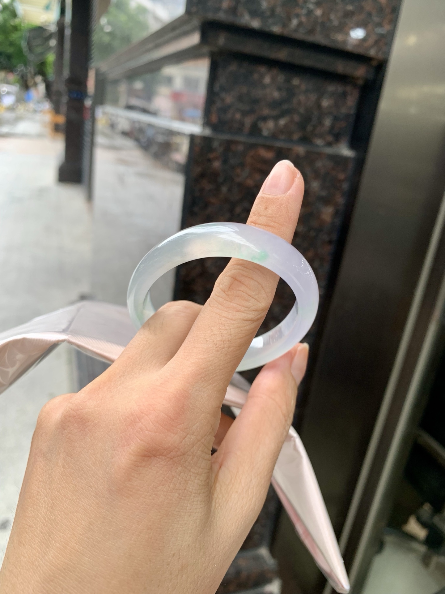 冰春彩贵妃 54.5-46-5.7-10.8 0719-4A168 无裂，底妆冰透，谁能拒绝一只自带春日滤镜的春彩镯啊，一抹金丝绿，像雾里的新芽，冰润细腻，上手温柔到骨子里，把整个春天的诗意都戴在手上。