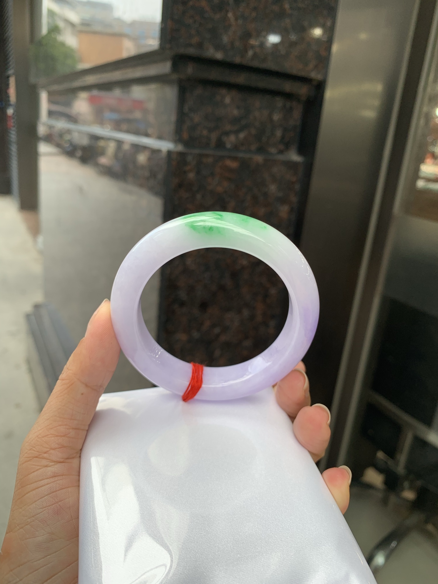 春彩正圈 0719-53-31 打灯棉线，底妆水润细腻，交织阳绿花色，底妆细腻温润，色泽自然柔和，一镯双色，半山半水，韵味独特，日常佩戴超显气质。