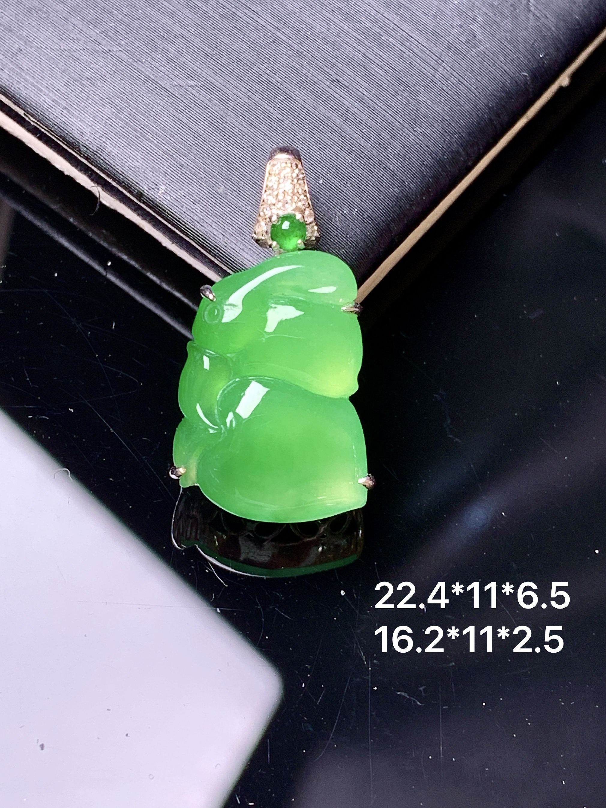 18k金钻镶嵌阳绿兔子吊坠 玉质细腻 色泽艳丽清新 整体尺寸22.4*11*6.5 y9