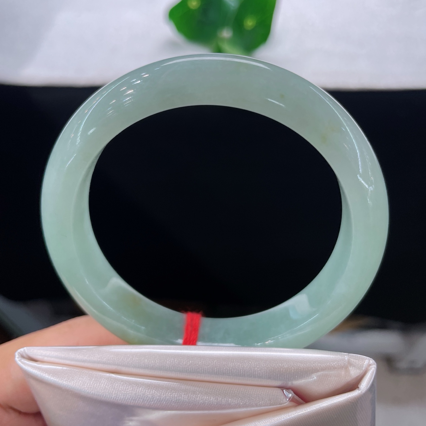 圈口57.5/12.5/8.4，冰晴底带黄翡正圈，57/58可戴，冰润晴水为底，淡黄晕染一隅，无裂