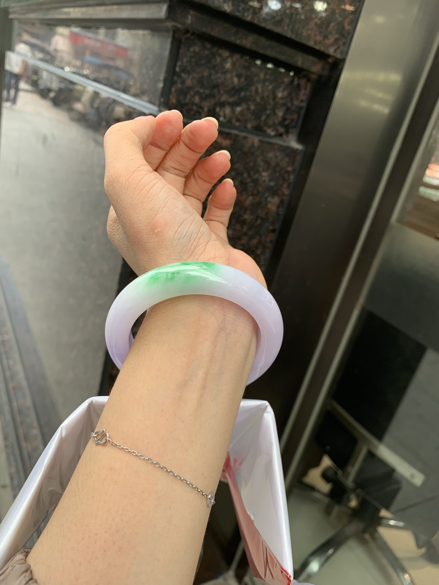 春彩正圈 0719-53-31 打灯棉线，底妆水润细腻，交织阳绿花色，底妆细腻温润，色泽自然柔和，一镯双色，半山半水，韵味独特，日常佩戴超显气质。