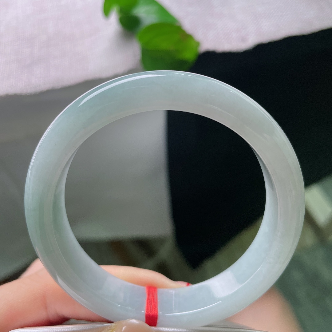 55.9/12.6/8.8，蓝底正圈，无裂，底色匀净温润，玉面莹润柔光，极简素款，清雅百搭，自带沉静温婉的东方气质，ss54911a