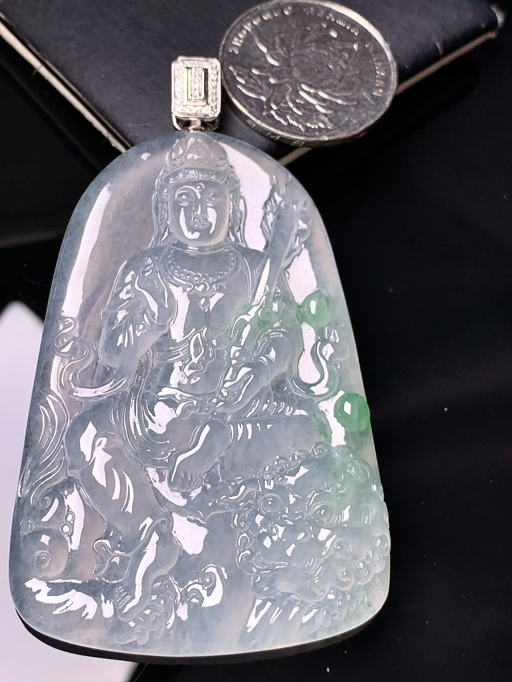 冰种飘绿文殊观音菩萨吊坠 玉质细腻 色泽艳丽清新 水润亮眼 整体尺寸75.5*43.5*6.2 L1