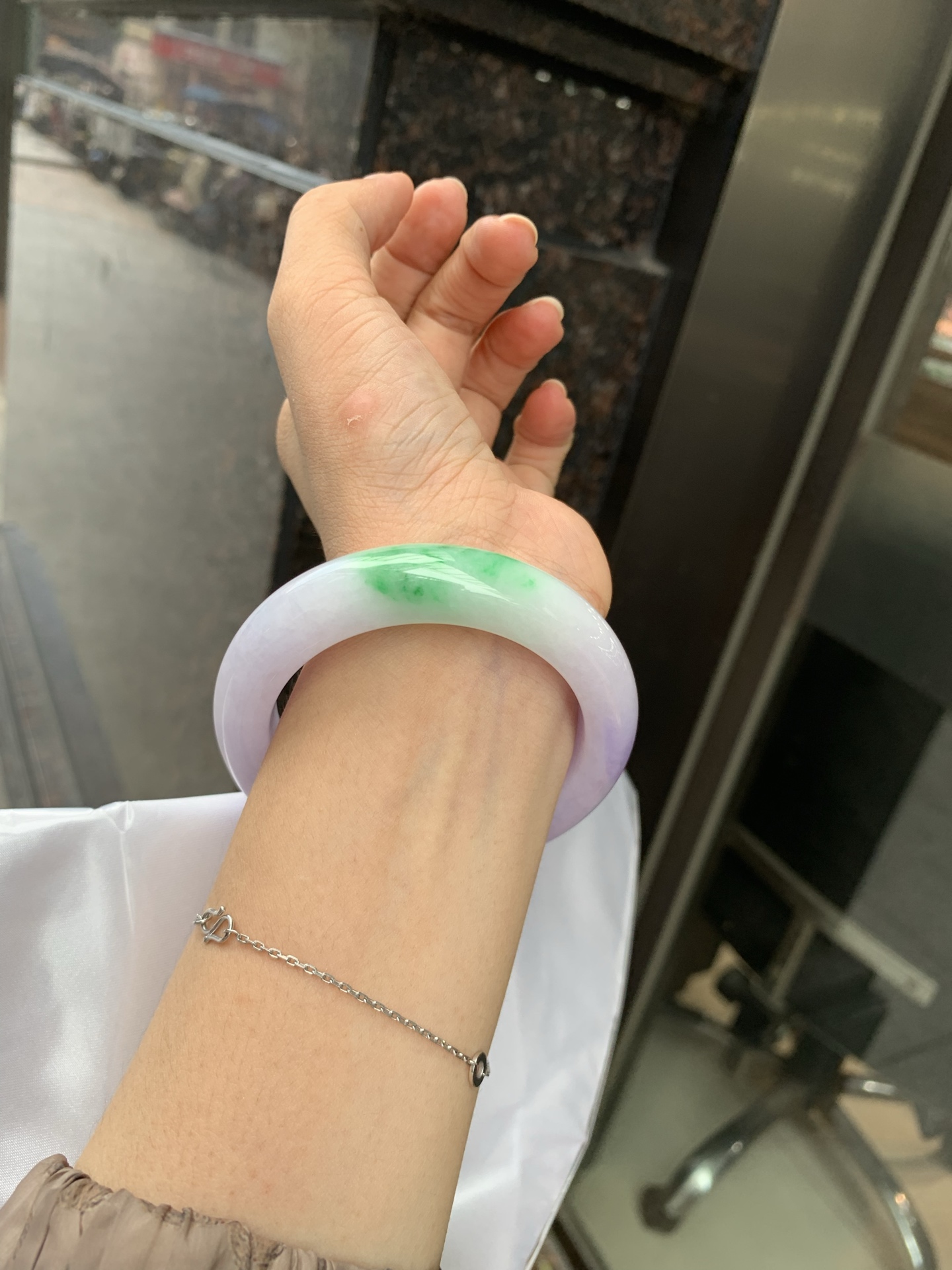 春彩正圈 0719-53-31 打灯棉线，底妆水润细腻，交织阳绿花色，底妆细腻温润，色泽自然柔和，一镯双色，半山半水，韵味独特，日常佩戴超显气质。