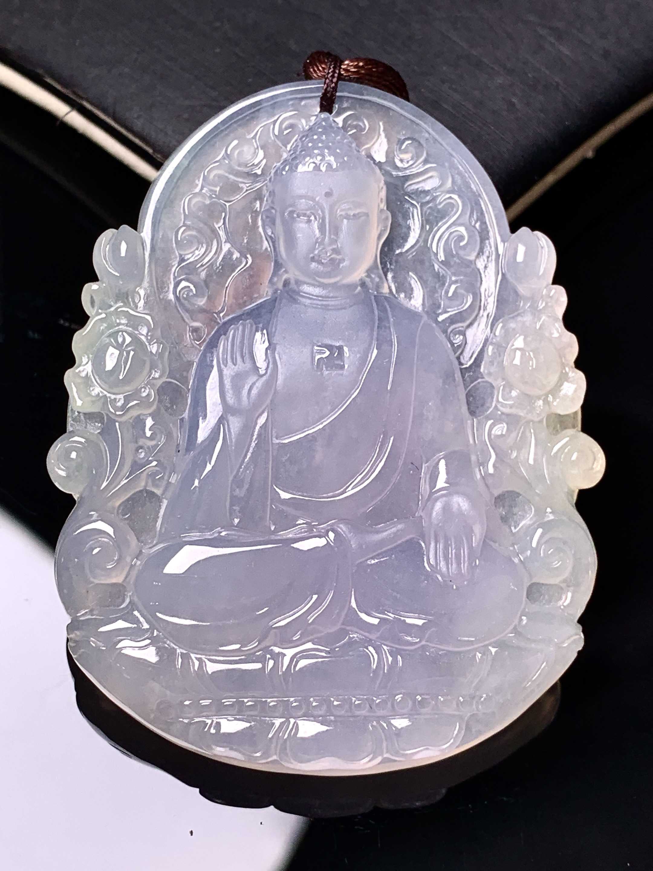 冰种大日如来佛祖吊坠 玉质细腻 色泽艳丽清新 水润亮眼 整体尺寸49.6*38.7*6.5 b2