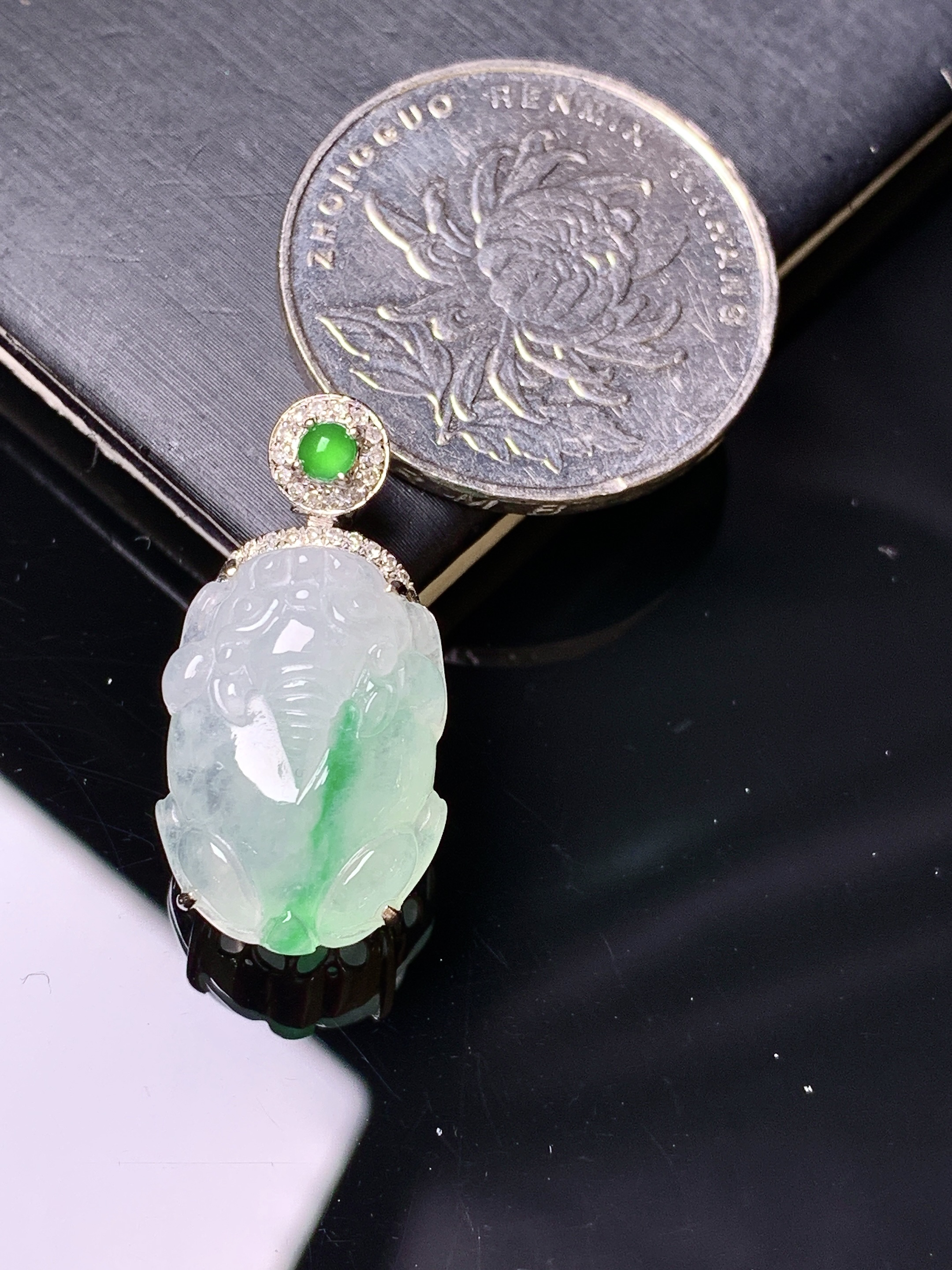 18k金钻镶嵌飘绿貔貅吊坠 玉质细腻 色泽艳丽清新 整体尺寸25.3*13.2*9 y9