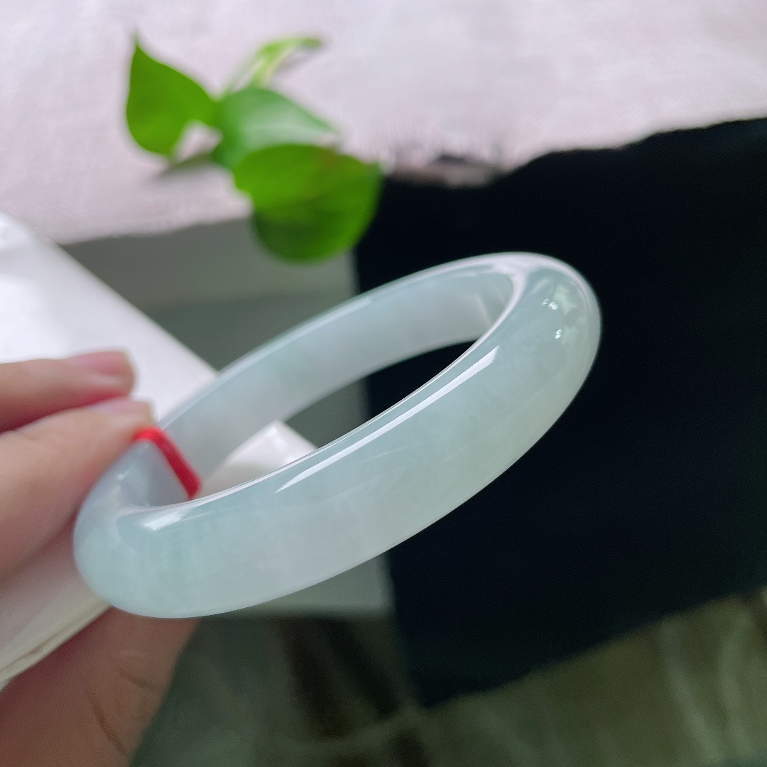 55.8/11.7/8.5，绿底正圈，无裂，清润玉底似山间晨雾，细碎飘翠如云影轻漾，腕间藏一汪清冷湖光。ss56232a